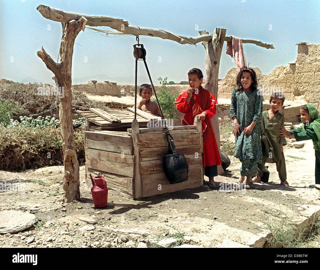 (Dpa) - bambini afgani gioco intorno a un bene nel primo campo profughi vicino a Kabul, gestito dalla GTZ (tedesco 'Gesellschaft für Technische Zusammenarbeit' - "la società per la cooperazione tecnica"), Giugno 2002. Più di un milione di rifugiati sono rientrati in Afghanistan, ma il paese deve far fronte a un duraturo financ Foto Stock