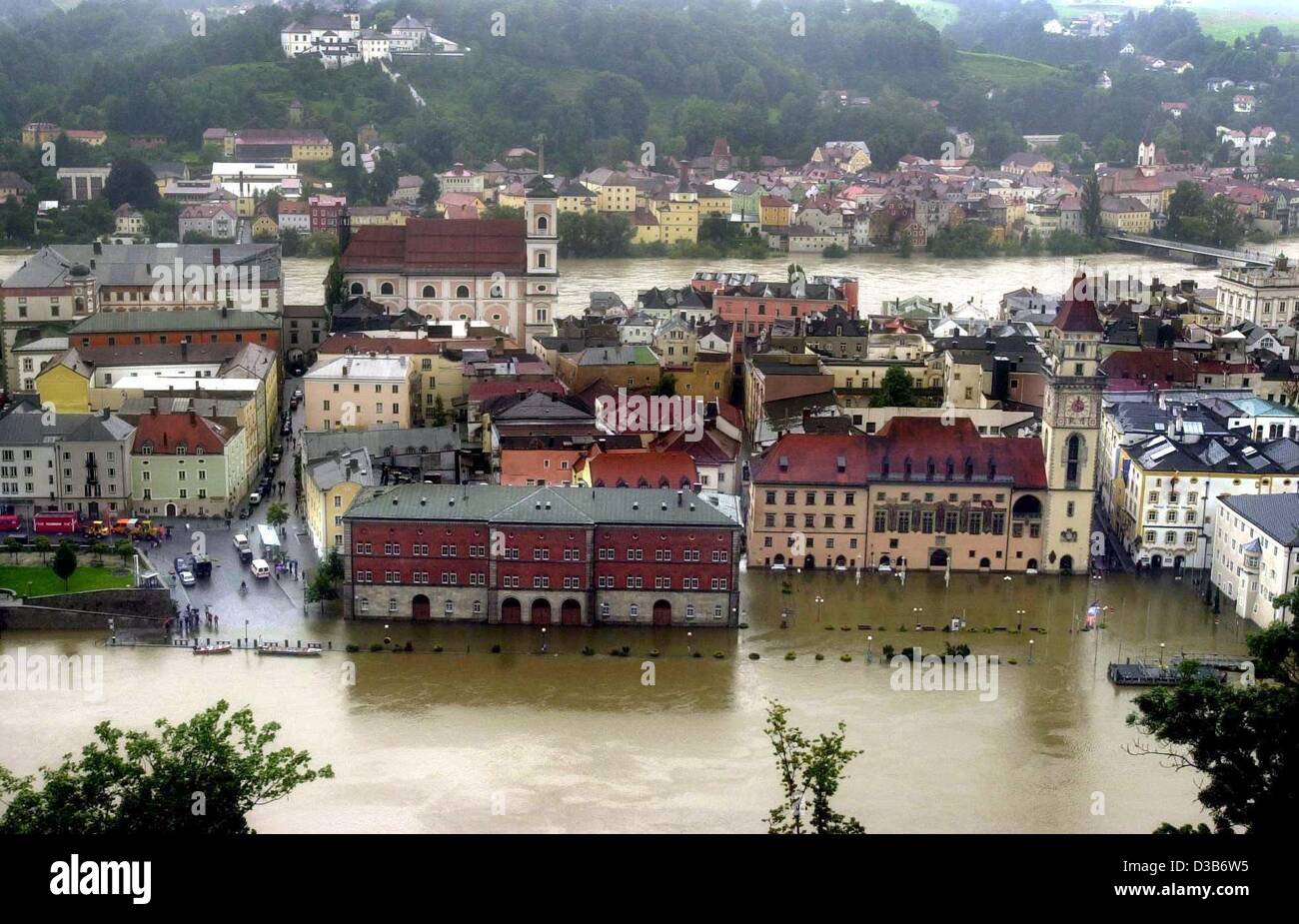 (Dpa) - Il fiume Danubio ha inondato le strade e il municipio di Passau, Germania, 12 agosto 2002. Dopo piogge torrenziali di una situazione di emergenza è stata segnalata in sei regioni bavaresi. Continuando pioggia è stato causando inondazioni in diversi stati tedeschi, Austria ed Europa meridionale. Foto Stock