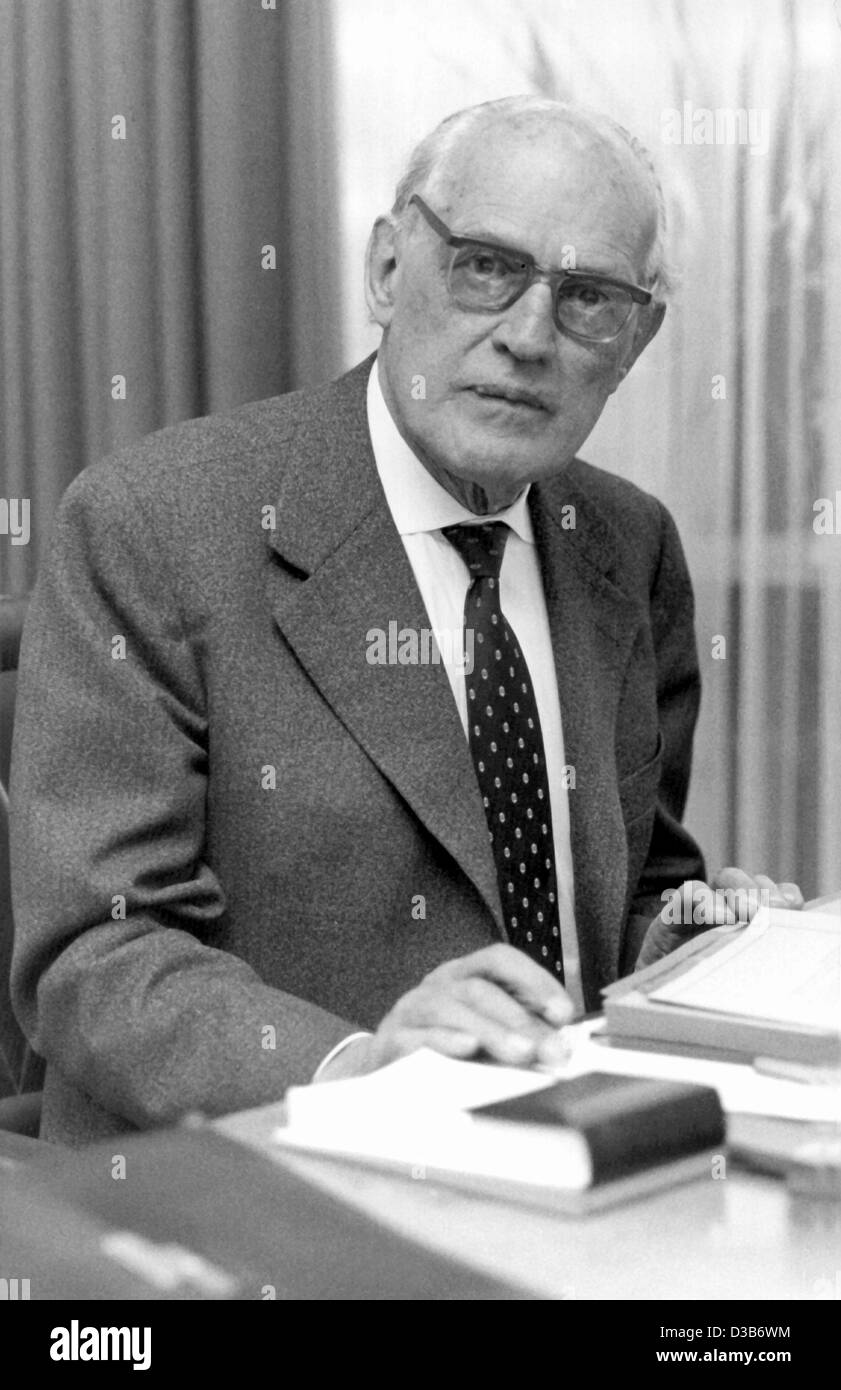 (Dpa file) - piano tedesco designer Willy Messerschmitt (filer non datato). Messerschmitt ha sviluppato il primo aereo a reazione, il 'ME 262', nel 1942. Egli era nato a Francoforte sul Meno, 26 giugno 1898 e morì a Monaco di Baviera, 15 settembre 1978. Foto Stock