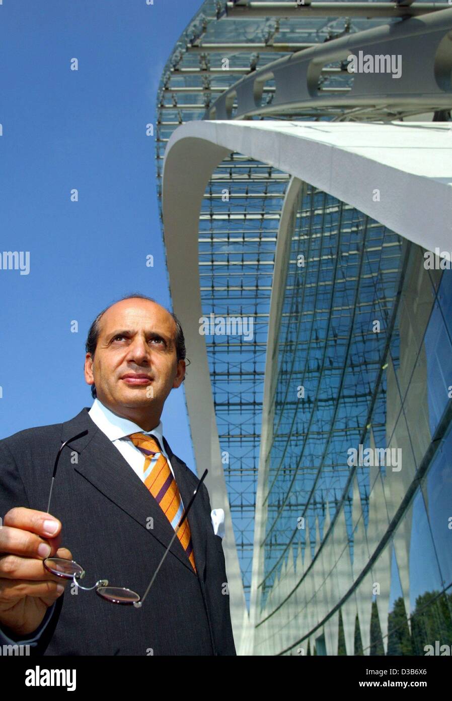 (Dpa) - Architetto Hadi Teherani sorge di fronte al suo ufficio edificio " Berlin Bow', un edificio di vetro senza angoli, ad Amburgo, Germania, 6 agosto 2002. Il 48-anno-vecchio architetto di origine iraniana è una stella della scena di architettura, progettazione high-tech costruzioni di vetro e cemento Foto Stock