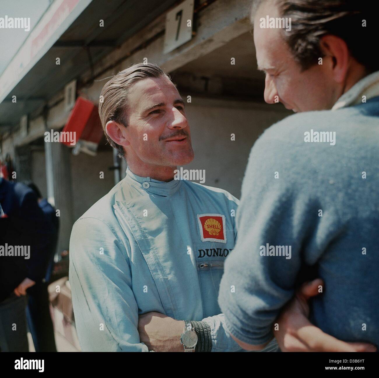 (Dpa file) - British motor gara del pilota Graham Hill raffigurato in aprile 1972. Hill ha vinto il campionato di Formula Uno titolo nel 1962 e 1968. Foto Stock