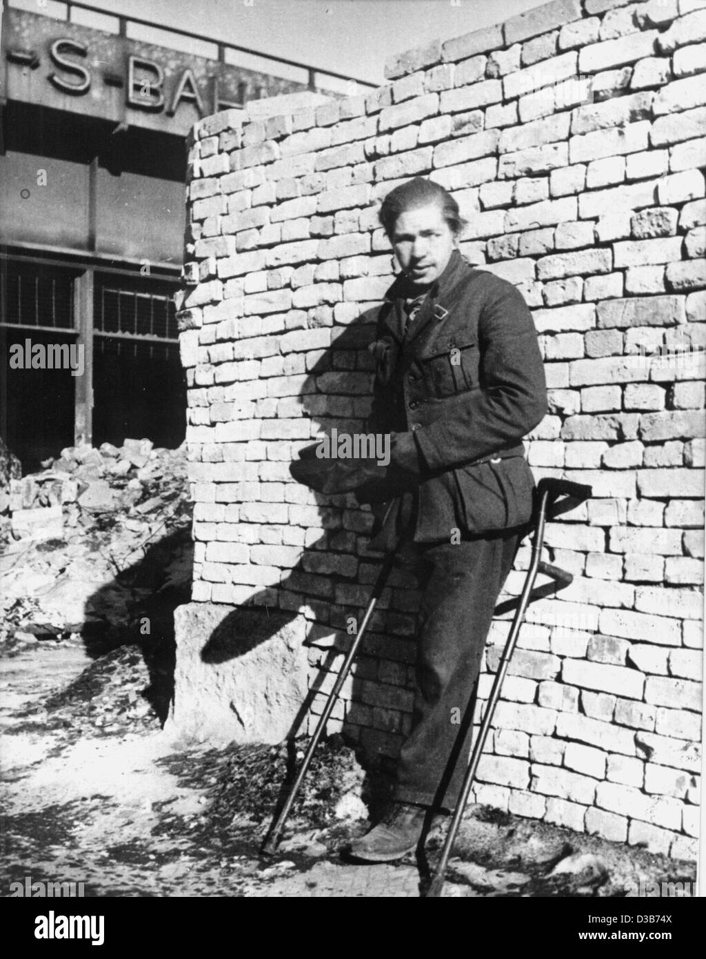 (Dpa file) - Un disabile soldato tedesco che mendica per denaro dopo il suo ritorno dalla guerra cattività, raffigurato in Berlino, post-guerra in Germania (filer non datato). Foto Stock