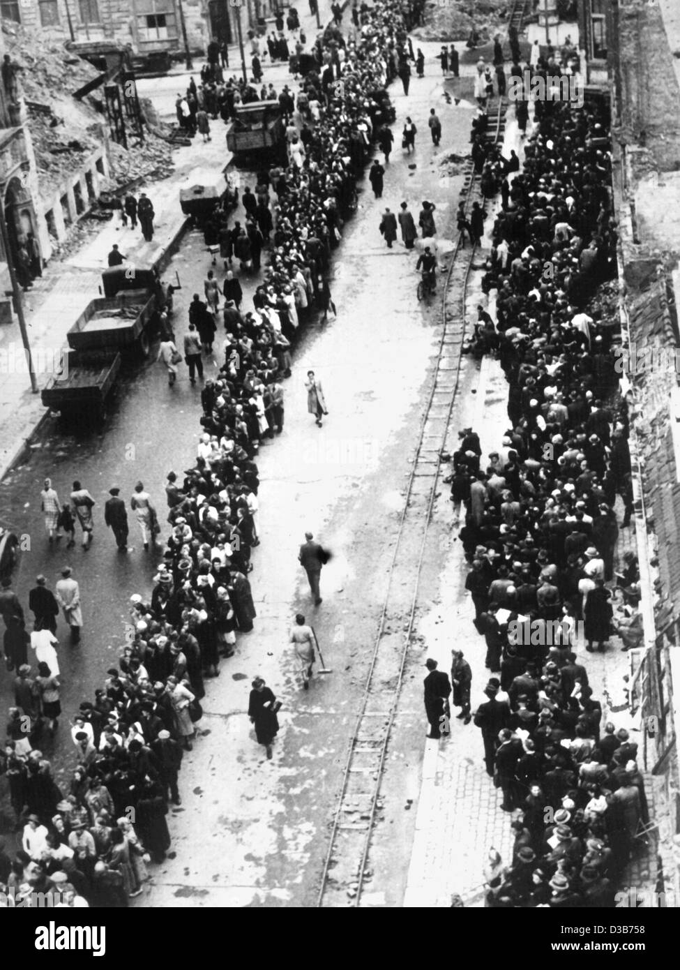 (Dpa file) - Persone coda nella parte anteriore del cambio uffici nella città e città della Germania occidentale, 20 giugno 1948. Essi erano in attesa di ricevere il nuovo Deutsch Marchi, 40 DM pro capite. Il governo militare nelle tre zone occidentali di occupazione ha approvato una legge per sostituire il vecchio Reichsmark, affitto Foto Stock