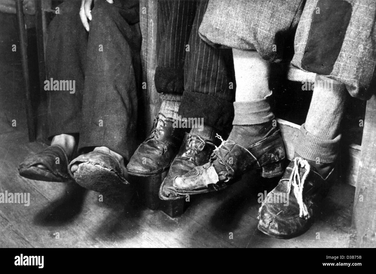 (Dpa) file - Le scarpe frammentarie di giovani in post-guerra Berlino, 1947. Foto Stock