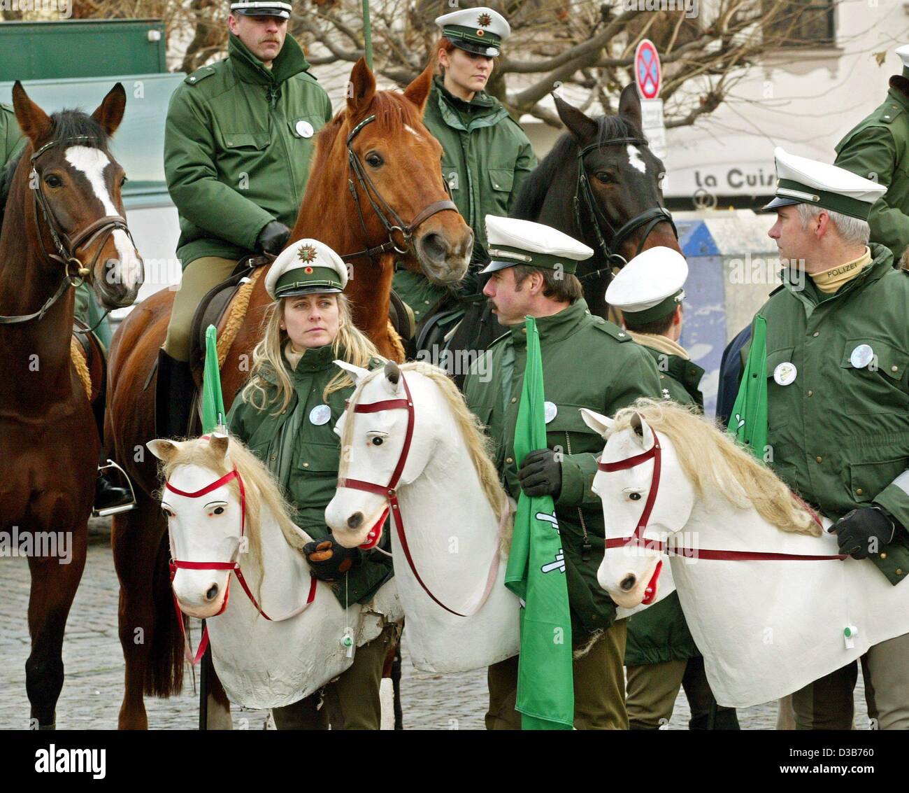 (Dpa) - Responsabili del cavallo montato squadra di polizia dello stato della Renania settentrionale - Vestfalia dimostrare contro la liquidazione della loro squadra in Duesseldorf, la capitale, Germania, 20 dicembre 2002. Diverse centinaia di funzionari di polizia reale con i cavalli e i cavalli in plastica hanno protestato a Duesseldorf. Foto Stock