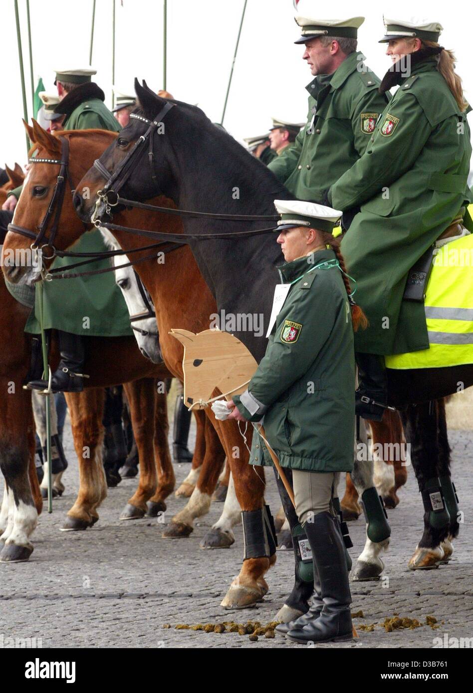 (Dpa) - Responsabili del cavallo montato squadra di polizia dello stato della Renania settentrionale - Vestfalia dimostrare contro la liquidazione della loro squadra in Duesseldorf, la capitale, Germania, 20 dicembre 2002. Diverse centinaia di funzionari di polizia reale con i cavalli e i cavalli in plastica hanno protestato a Duesseldorf. Foto Stock