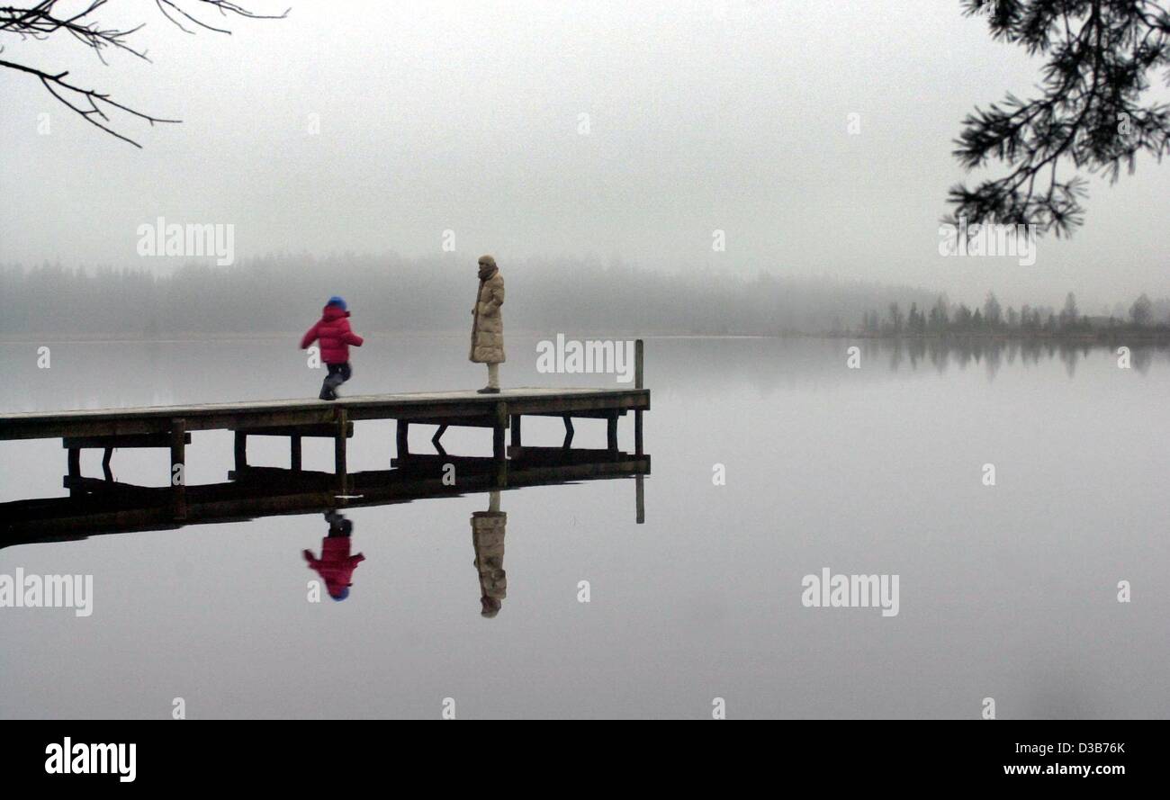 (Dpa) - Una donna e un bambino a piedi su una passerella nel lago Elb nell'Allgaeu, Germania, 25 dicembre 2002. Foto Stock