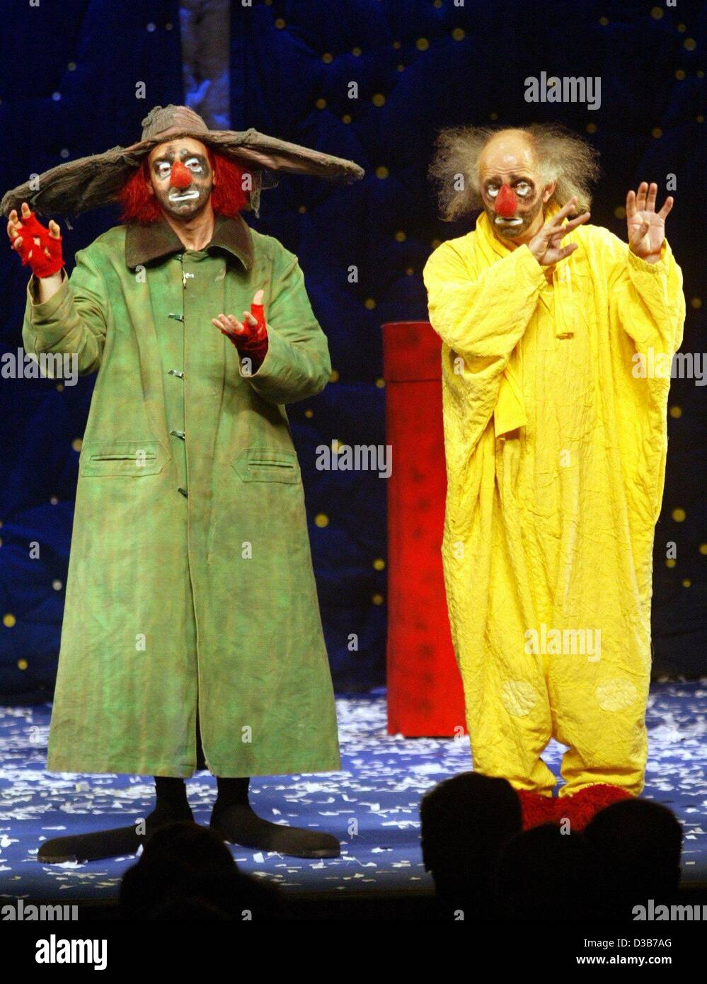 (Dpa) - clown russo Slava Polunin (R) e il suo collega italiano Onofrio Colucci aprire la 'Tollwood Theatre festival di Monaco di Baviera, 28 novembre 2002. Foto Stock