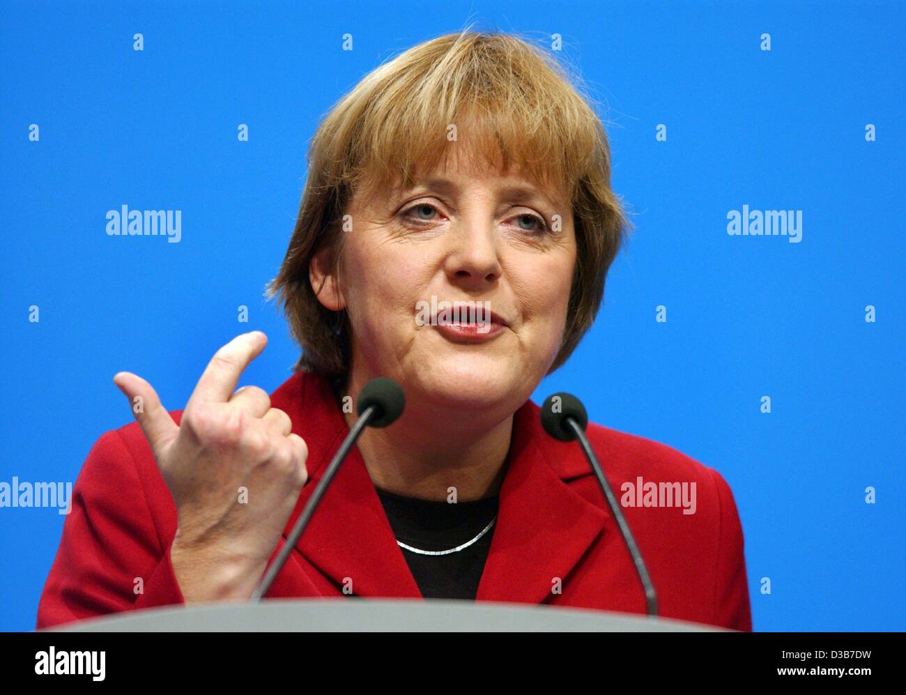 (Dpa) - CDU Presidentessa Angela Merkel parla durante il partito CSU convenzione di Monaco di Baviera, 22 novembre 2002. Sotto il motto "Verlaessliche Politik - Stabilitaet fuer unser Land!" (politica affidabile - Stabilità per il nostro paese!) La CDU/CSU partito hanno definito le loro attività come partito di opposizione. Foto Stock