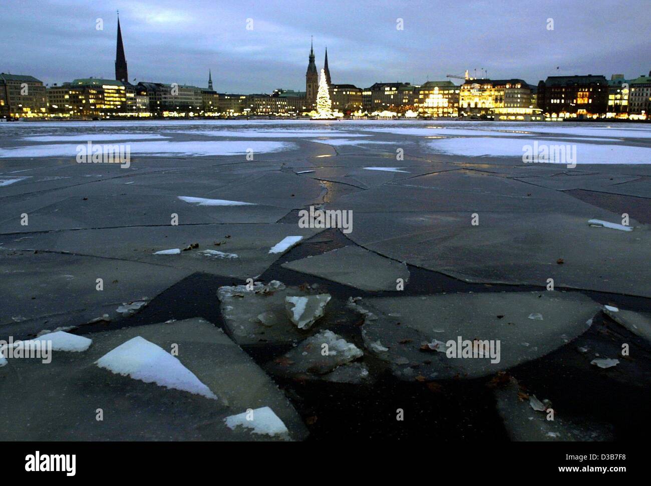 (Dpa) - uno strato di ghiaccio ricopre il Binnenalster in Amburgo, 18 dicembre 2002. Foto Stock