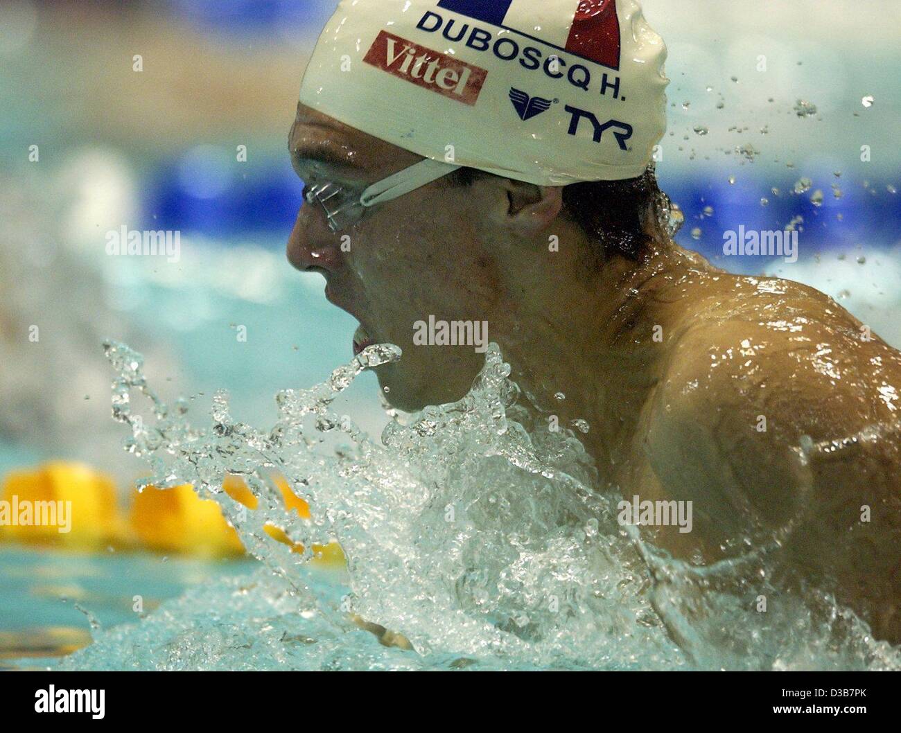 (Dpa) - francese Hugues Duboscq nuota durante gli uomini di breve corso Campionati Europei 100m a rana con sede a Riesa in Germania, 13 dicembre 2002. Ha vinto il secondo posto con 59.18 secondi. Foto Stock