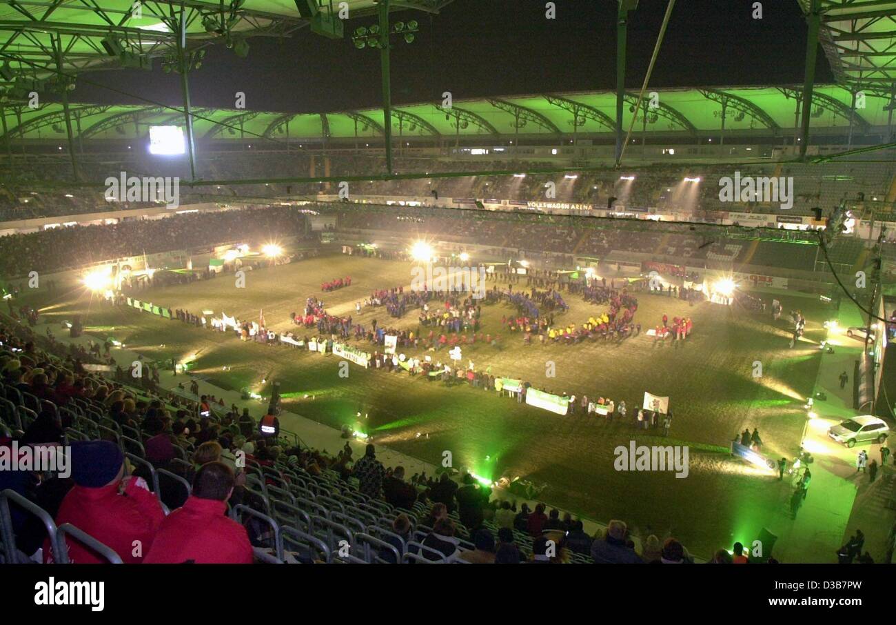 (Dpa) - Il nuovo stadio di calcio "Volkswagen Arena' è inaugurata da un partito di festa in Wolfsburg, Germania, 13 dicembre 2002. Lo stadio, che ha spazio per 30.000 spettatori, costo circa 53 milioni di euro per costruire. Lo stadio è chiamato dopo il costruttore di automobili Volkswagen che ha la sua sede centrale in Foto Stock