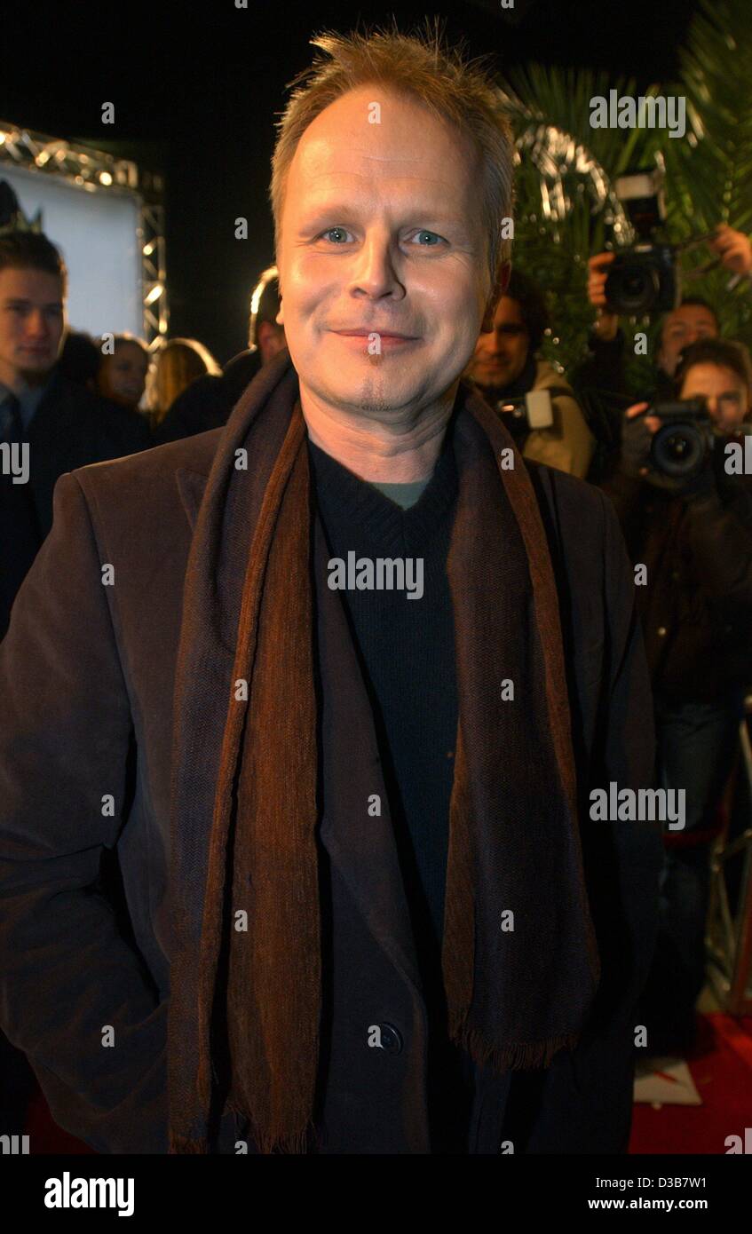 (Dpa) - Tedesco musicista rock Herbert Groenemeyer arriva per un premio mostra in Oberhausen, Germania, 5 dicembre 2002. Groenemeyer ha vinto il "Eins Live Krone' della stazione radio Eins Live nella categoria "Miglior album". Foto Stock