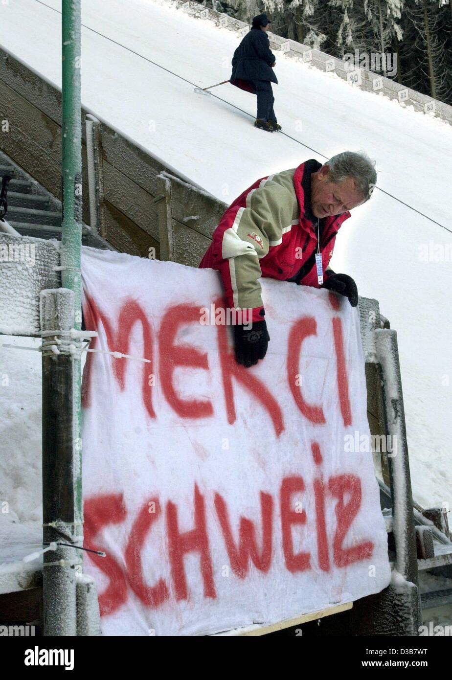 (Dpa) - Gli organizzatori della Coppa del mondo di salto con gli sci caso mettere un banner a leggere 'grazie, Svizzera' prima della coppa del mondo a Titisee-Neustadt, Germania, 12 dicembre 2002. Alcuni 4.000 tonnellate di neve libera sono stati appositamente importati dalla Svizzera da autocarri, altrimenti il caso sarebbe stato annullato Foto Stock