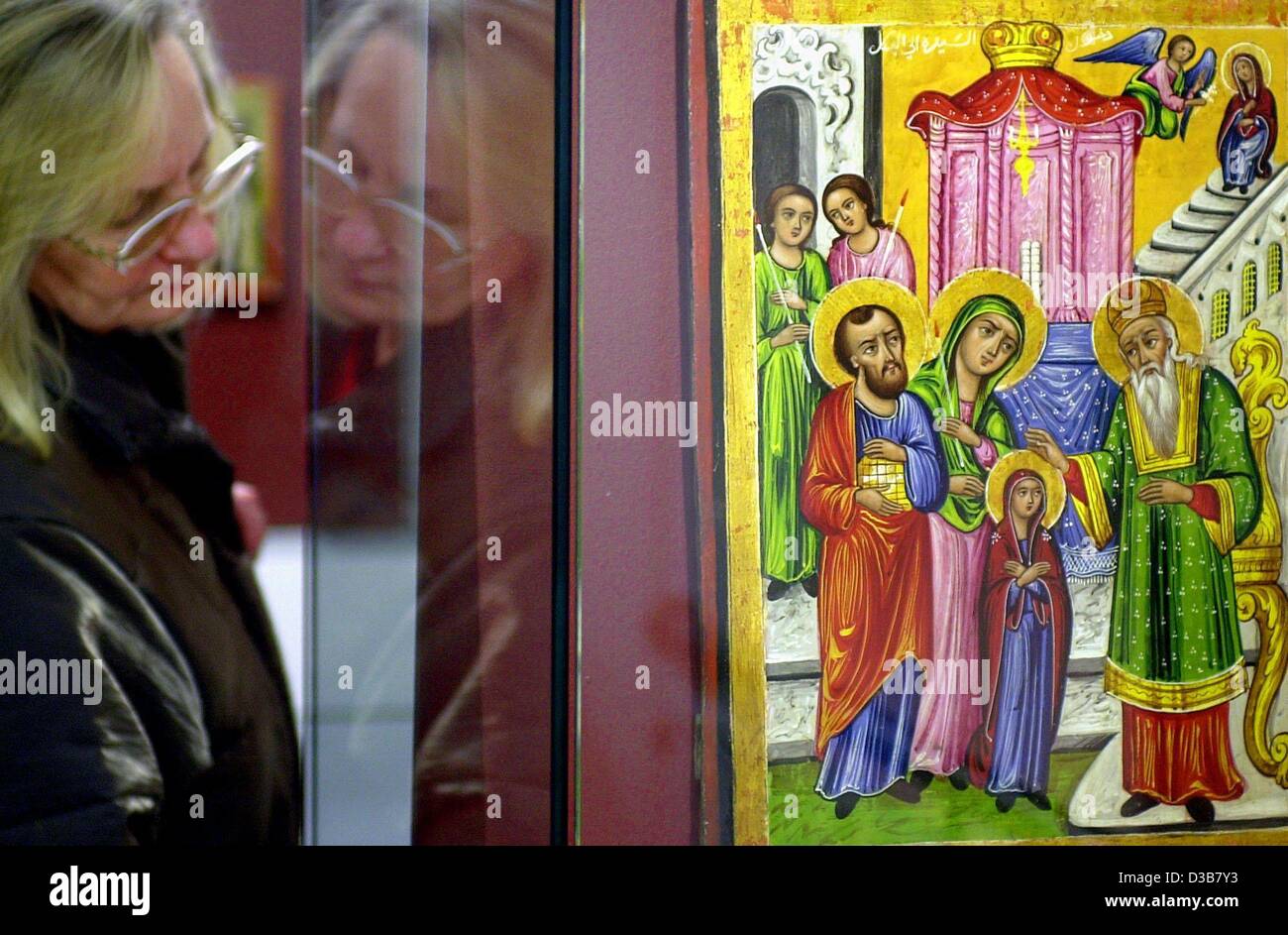 (Dpa) - una donna guarda un'icona da un convento di cristiani in Medio Oriente, sul display nell'icona Museum di Francoforte, Germania, 11 dicembre 2002. La maggior parte delle icone sul display risalgono al XIX secolo. Foto Stock