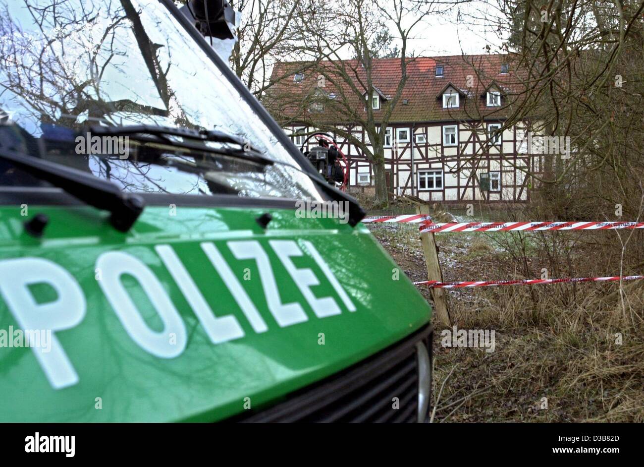 (Dpa) - Un auto della polizia si erge davanti la casa e i locali di Armin M. a Rotenburg, Germania, 13 dicembre 2002. Il 41-anno-vecchio uomo che era stato arrestato il 12 dicembre confessava di aver ucciso un uomo per il cannibale scopo e aver registrato l'atto su videocassetta. Egli sostiene che il suo internet aquaintance (4 Foto Stock