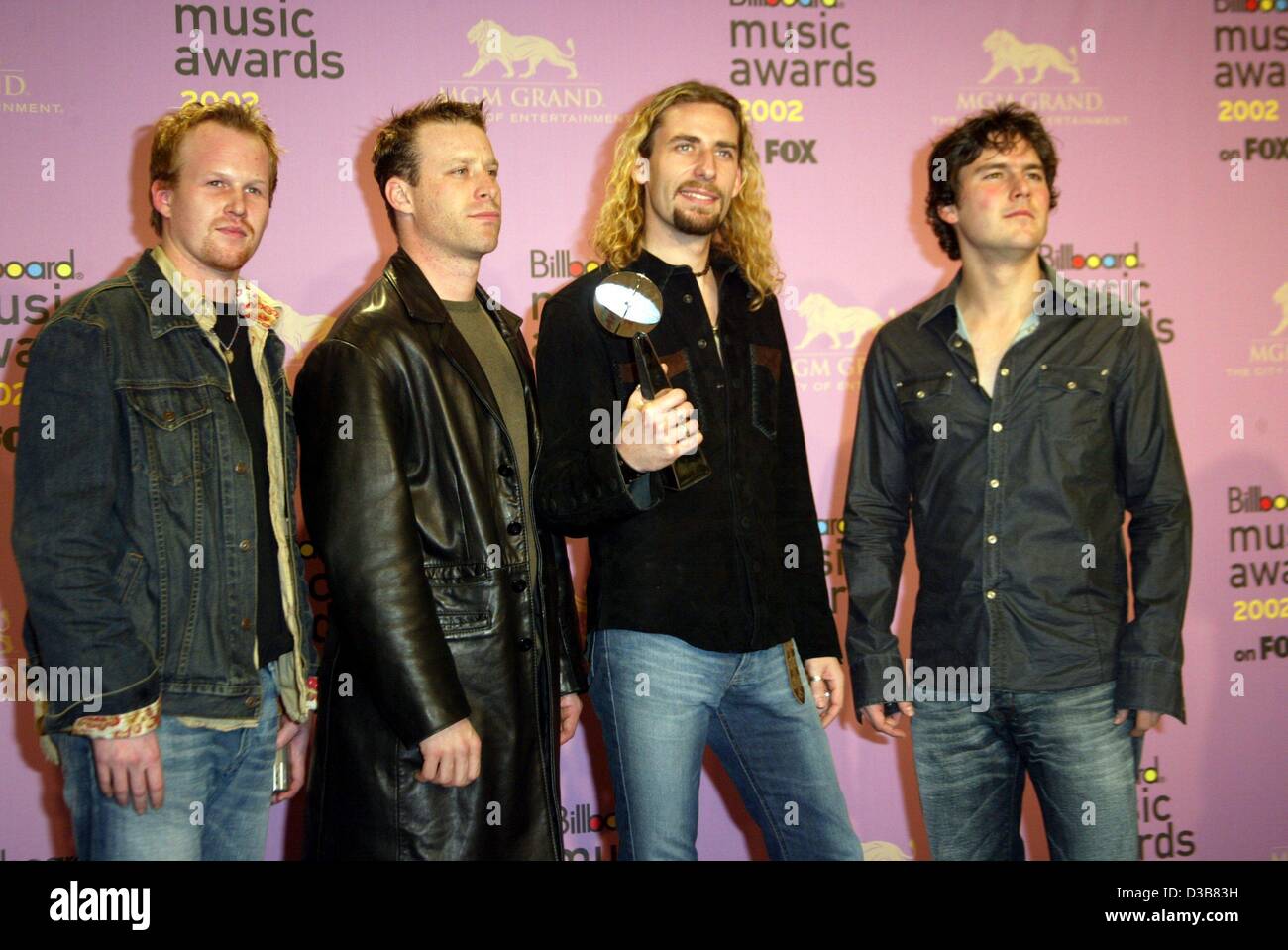 (Dpa) - La band canadese "Nickelback' è in posa con il trofeo, Las Vegas, 9 dicembre 2002. Hanno vinto quattro premi tra cui il caldo 100 singolo dell'anno per "come si ricorda di me". Foto Stock