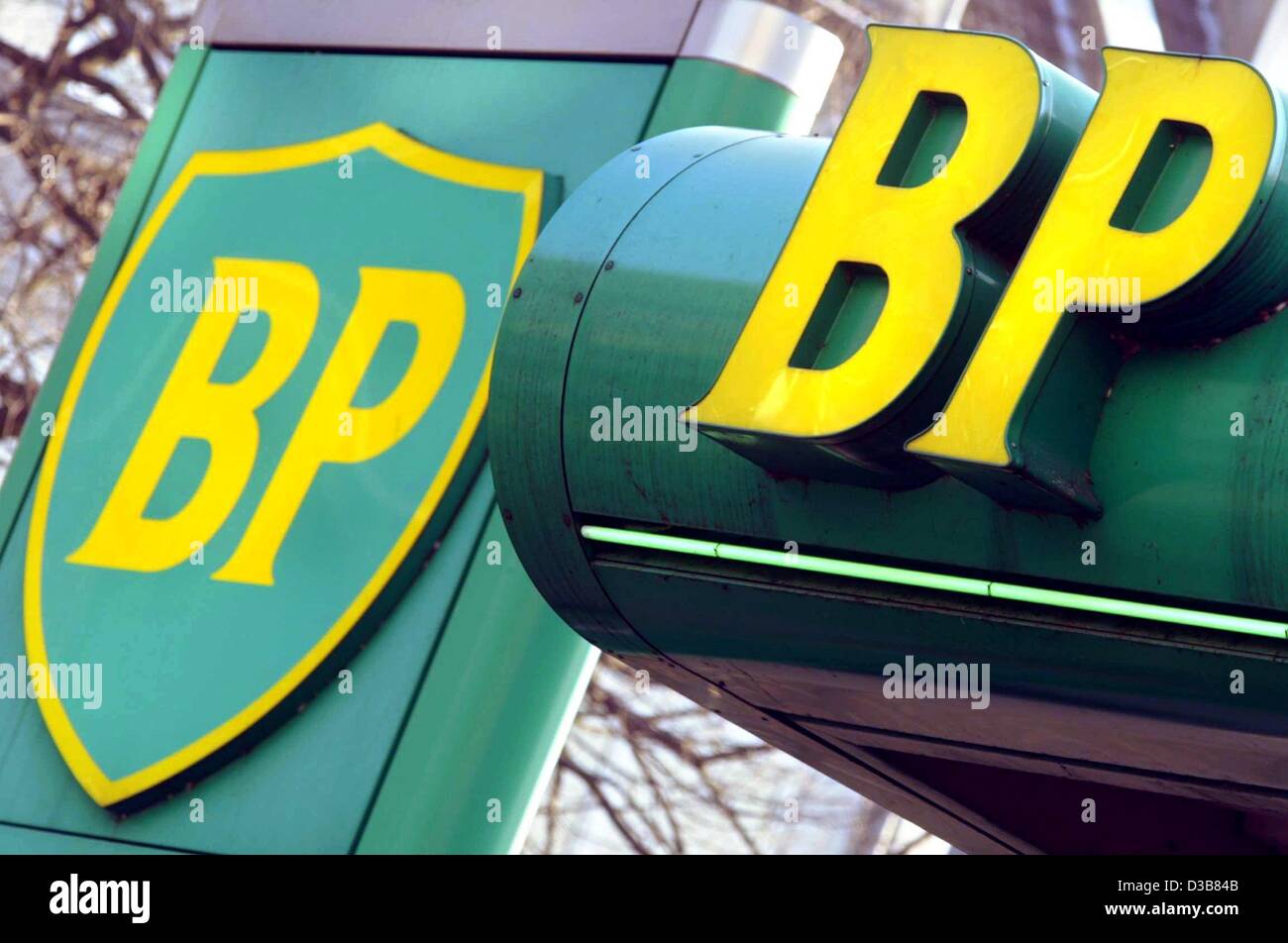 (Dpa) - Il logo del gruppo petrolchimico BP mostrato in corrispondenza di una stazione di riempimento a Duesseldorf in Germania, 11 dicembre 2002. BP venduto 500 stazioni di riempimento nel nord della Germania per il gruppo polacco PKN Orlen. Secondo BP la vendita delle stazioni è stata una delle autorità di concorrenza di condizioni per appro Foto Stock