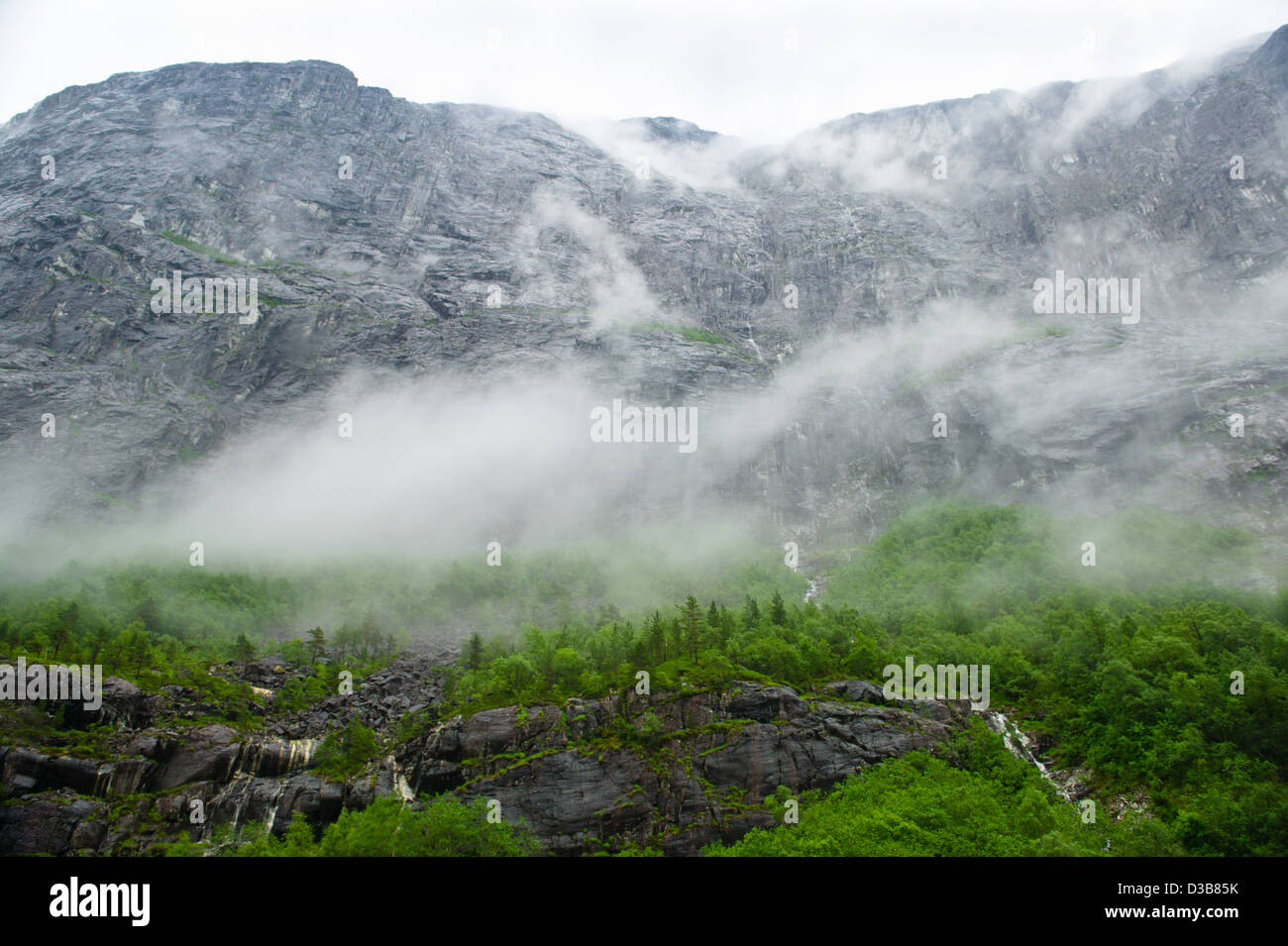 Visione idilliaca fjord, villaggio e le montagne della Norvegia Foto Stock