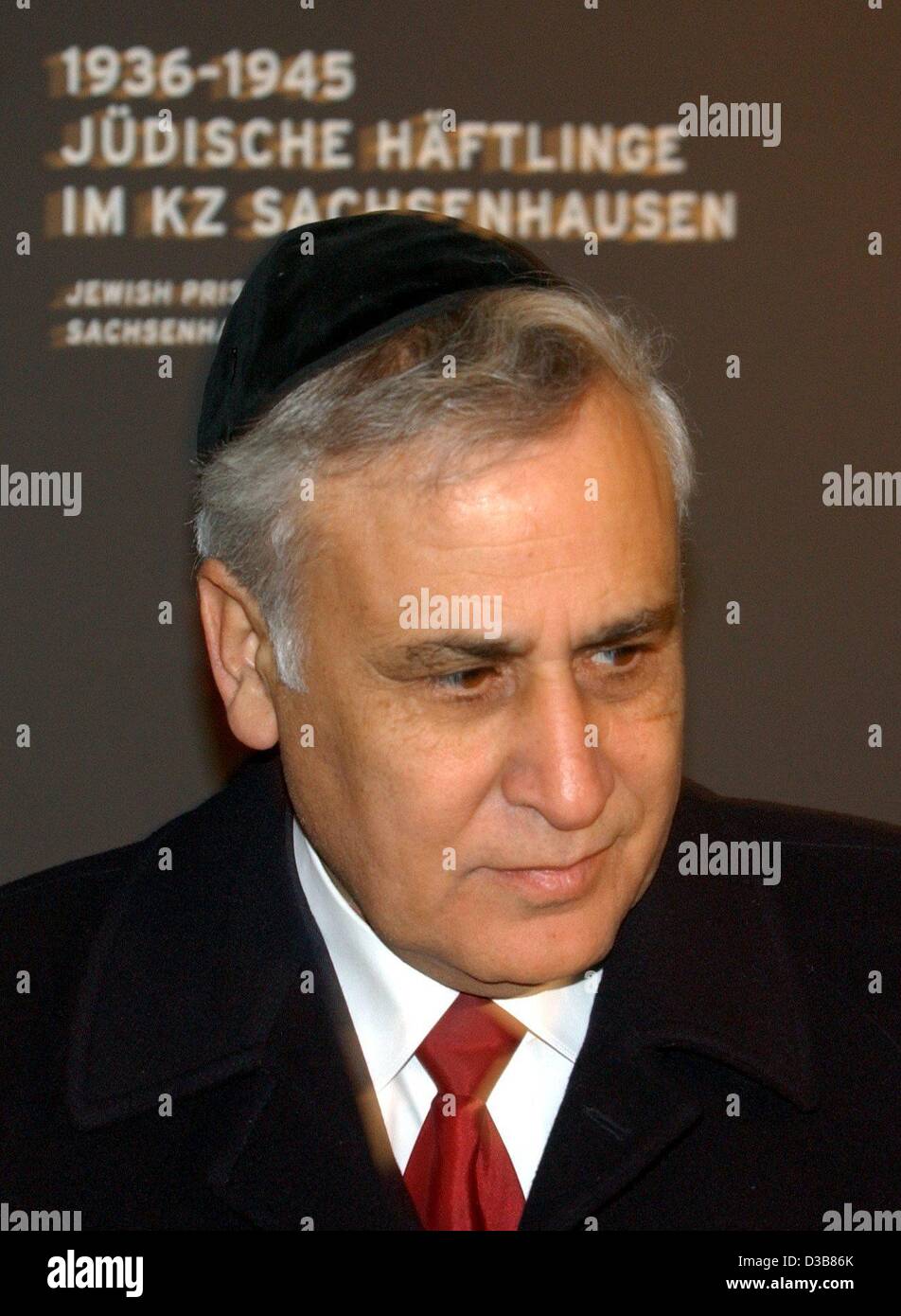 Il Presidente israeliano di stato Moshe Katsav viste le Jewsih barrack 38 presso l'ex campo di concentramento di Sachsenhausen vicino a Berlino il 9 dicembre 2002. Il presidente dello stato chiamato per una eterna rimembranza dell Olocausto e che la nazione ebraica potrà trarre la lezione dalla Schoah che è Foto Stock