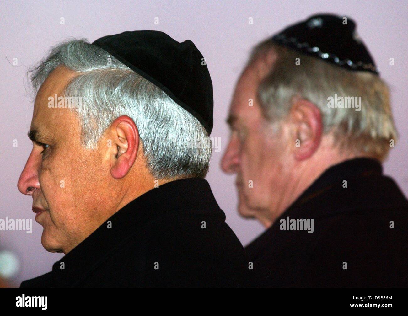 (Dpa) - Il Presidente israeliano di stato Moshe Katzav, (L) sorge vicino il Presidente tedesco Johannes Rau mentre visitano l'ex campo di concentramento di Sachsenhausen vicino a Berlino il 9 dicembre 2002. Il presidente dello stato chiamato per una eterna rimembranza dell Olocausto e che la nazione Ebraica sarà Foto Stock