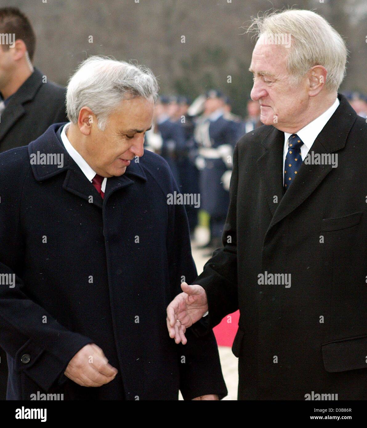 (Dpa) - Il Presidente israeliano di stato Moshe Katzav, (L) sorge vicino il Presidente tedesco Johannes Rau mentre visitano l'ex campo di concentramento di Sachsenhausen vicino a Berlino il 9 dicembre 2002. Il presidente dello stato chiamato per una eterna rimembranza dell Olocausto e che la nazione Ebraica sarà Foto Stock