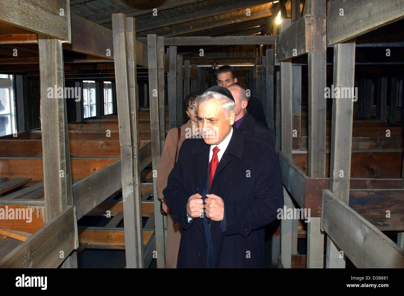 (Dpa) - Il Presidente israeliano di stato Moshe Katzav, viste il Jewish barrack 38 presso l'ex campo di concentramento di Sachsenhausen vicino a Berlino il 9 dicembre 2002. Il presidente dello stato chiamato per una eterna rimembranza dell Olocausto e che la nazione ebraica potrà trarre la lezione dalla Schoah w Foto Stock