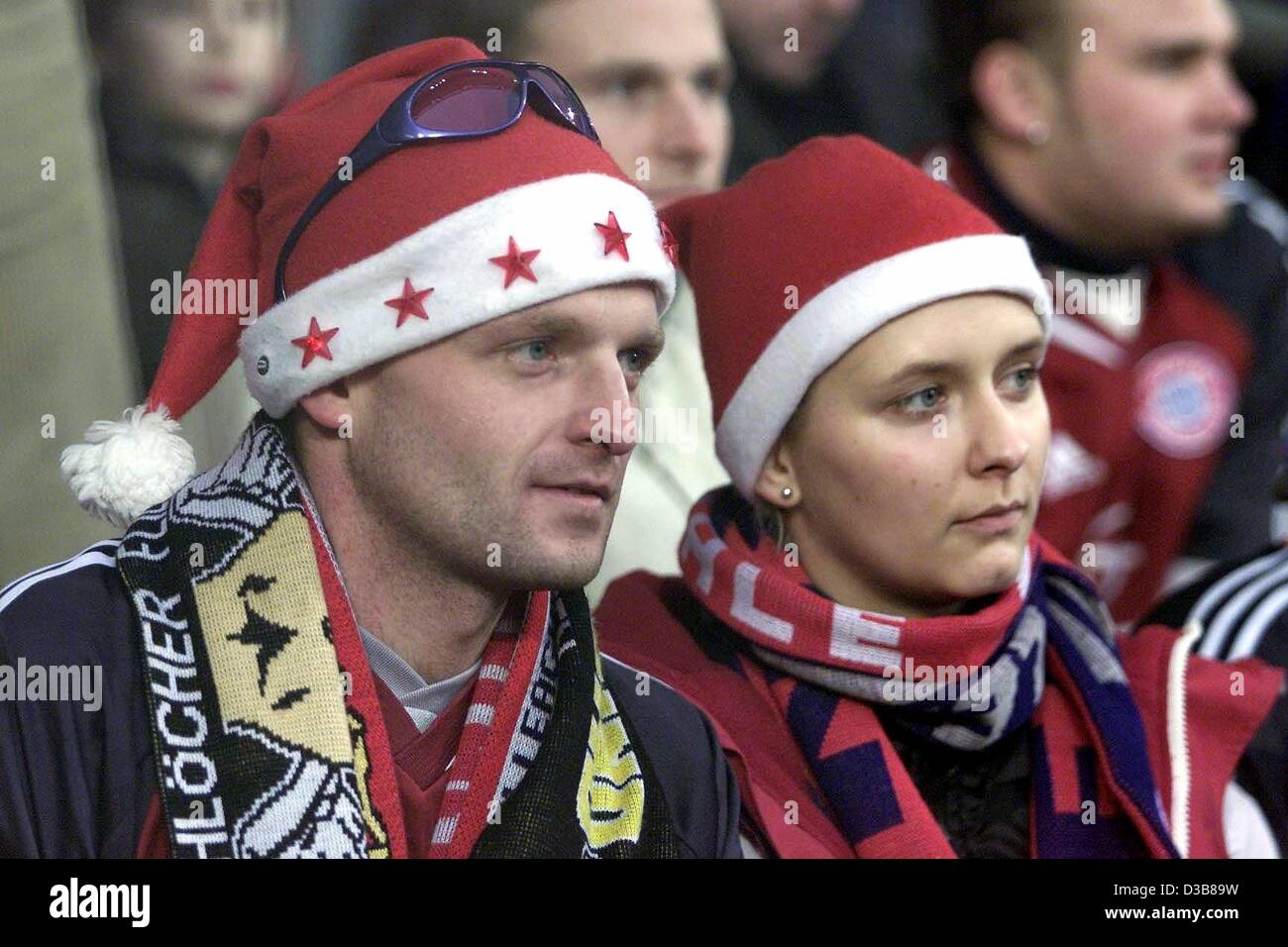 Due ventole del VfB Stuttgart vestito con Babbo Natale caps seguire la premier league match tra il VfB Stuttgart e FC.Bayern Monaco presso la Gottfried Daimler Stadium di Stoccarda il 7 dicembre 2002. Il Bayern Monaco batte Stoccarda 3:0. Foto Stock