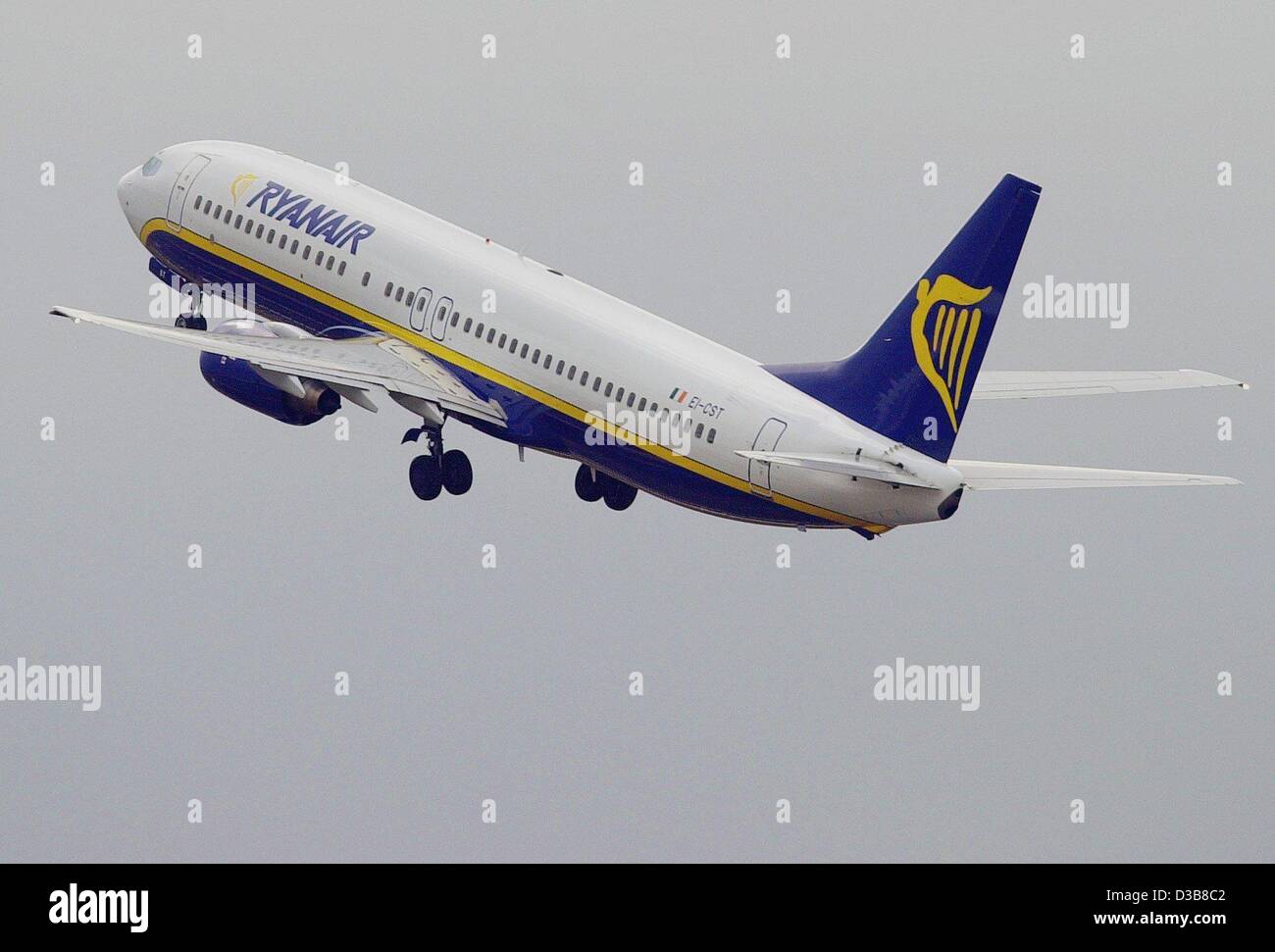 (Dpa) - Un aereo della Irish compagnia aerea a basso costo Ryanair decolla dall'Aeroporto Francoforte Hahn vicino a Simmern, Germania, 4 dicembre 2002. Nonostante la diminuzione dei prezzi medi e più concorrenti Ryanair vuole espandere le loro offerte. A partire dal 6 febbraio 2003 Ryanair offrono anche voli basso costo da Foto Stock