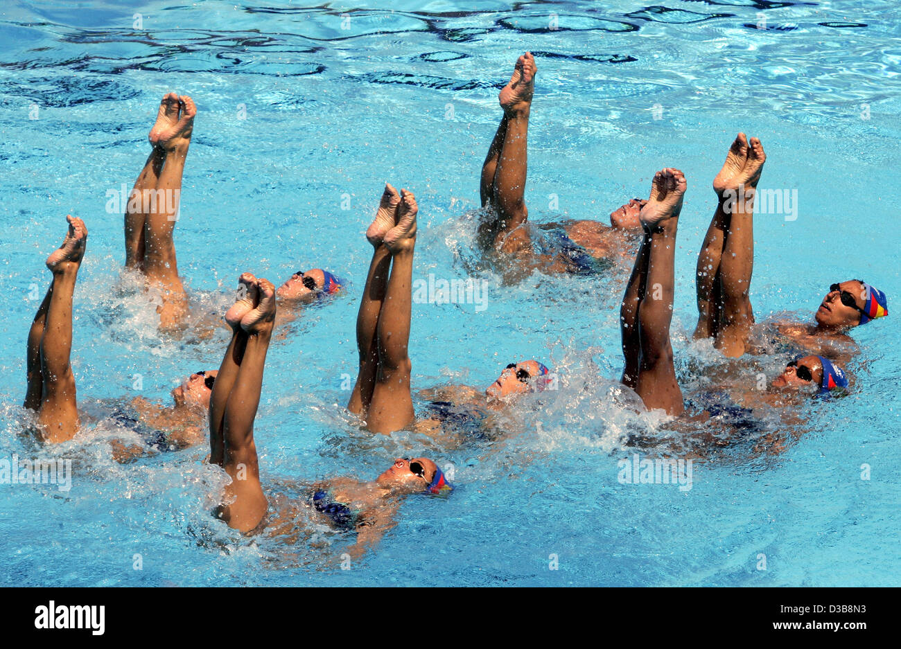 (Dpa) - l'immagine mostra la spagnola nuotatori sincronizzati durante la sessione di pratiche a Montreal, Canada, Sabato, 16 luglio 2005. Nella serata di sabato 16 luglio 2005 la cerimonia di apertura per il nuoto nel Campionato del Mondo avrà luogo. Foto Stock