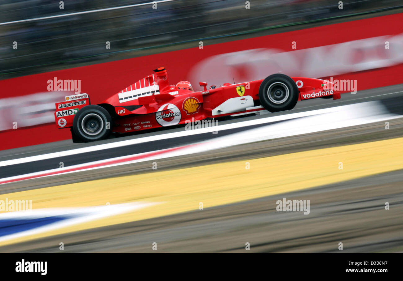 (Dpa) - Tedesco pilota di Formula Uno Michael Schumacher della Ferrari è raffigurato in azione durante la sessione di prove libere sul circuito di Silverstone. Regno Unito, Sabato, 09 luglio 2005. Il British Grand Prix si svolgerà sul circuito di Silverstone domenica 10 luglio. Schumacher cadenzato il settimo miglior tempo a t Foto Stock