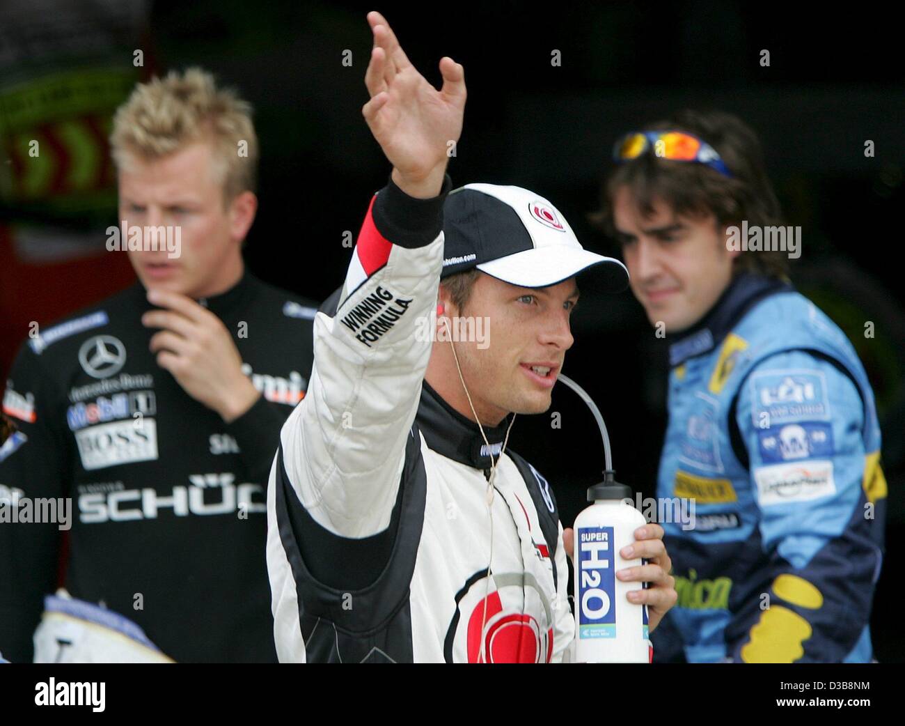 (Dpa) - British driver di Formula Uno Jenson Button della Bar Honda (C), il finlandese Kimi Raikkonen della McLaren Mercedes (L) e lo spagnolo della Renault Fernando Alonso salutare gli spettatori dopo la sessione di qualifiche sul circuito di Silverstone, UK, Sabato, 09 luglio 2005. Il British Grand Prix si svolgerà presso il Foto Stock