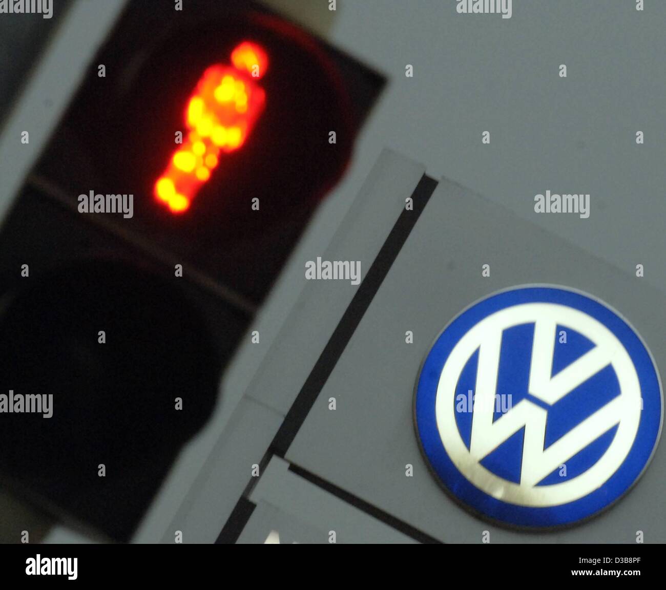 (Dpa) - l'immagine mostra un semaforo rosso di fronte alla sede centrale del costruttore di automobili Volkswagen AG di Wolfsburg, Germania, giovedì 7 luglio 2005. L'associazione di funzionari - DBB ha messo in guardia contro usando le incidenze di attualità nella società VW per un attacco frontale contro il germe Foto Stock