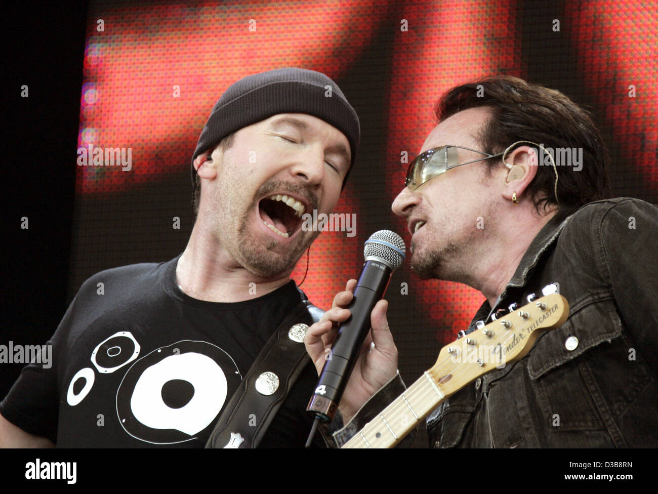 (Dpa) - Bono (R) e il chitarrista il bordo del gruppo rock U2 eseguire durante il Live 8 concerto in Hyde Park a Londra, Inghilterra, 02 luglio 2005. Il concerto, tenutasi contemporaneamente in diverse città in tutto il mondo tra cui Parigi, Berlino, Philadelphia e Roma, è destinato a richiamare l attenzione al mondo povert Foto Stock
