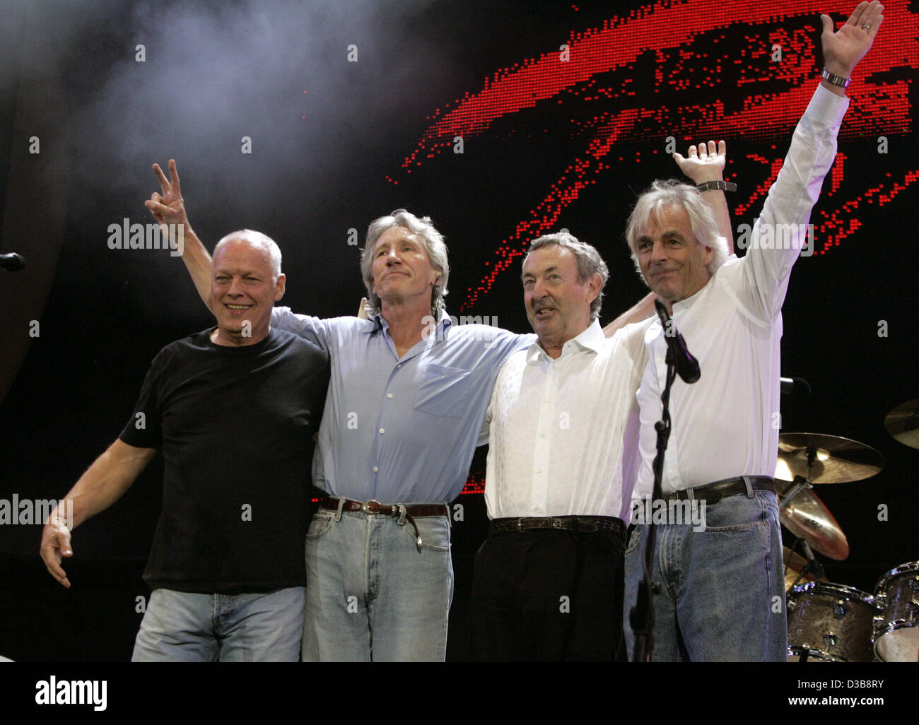 (Dpa) - Dave Gilmour, Roger Waters, Nick Mason e Richard Wrigth (da L a R) di Pink Floyd eseguire sul palco durante il Live 8 in concerto a Londra, 02 luglio 2005. Foto Stock