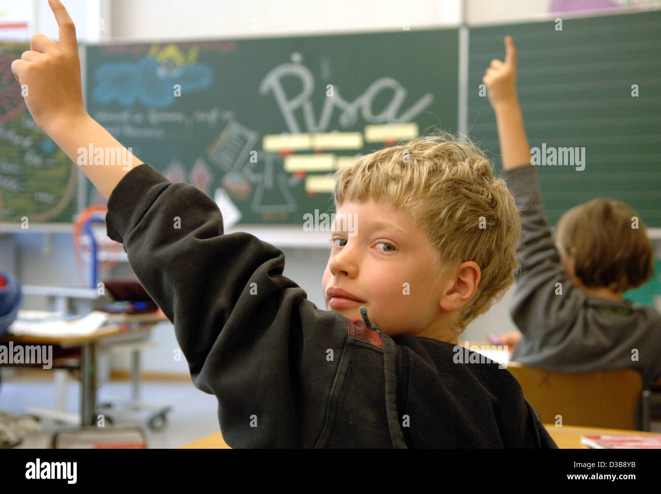 (Dpa) - Due anni di quattro studenti mettere le loro mani durante la lezione al Haidhausener Flurschule a Monaco di Baviera, Germania, 13 luglio 2005. La Baviera ha nuovamente vinto i risultati dello studio di Pisa, che è il secondo a livello nazionale studio comparativo delle scuole e i loro risultati scolastici conseguiti attraverso tutti i tedeschi stat Foto Stock