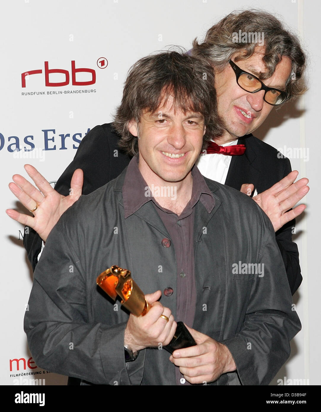 (Dpa) - Composer attore Niki Reiser (L) e direttore di Wim Wenders sono felice circa Reiser il trofeo nella categoria "Musica" per il suo contributo al film 'Alles auf Zucker' (Tutto su Zucker) nel corso della cerimonia di premiazione del 55th German Film Award a Berlino, Venerdì, 08 luglio 2005. Con 2,9 milioni di euro Foto Stock
