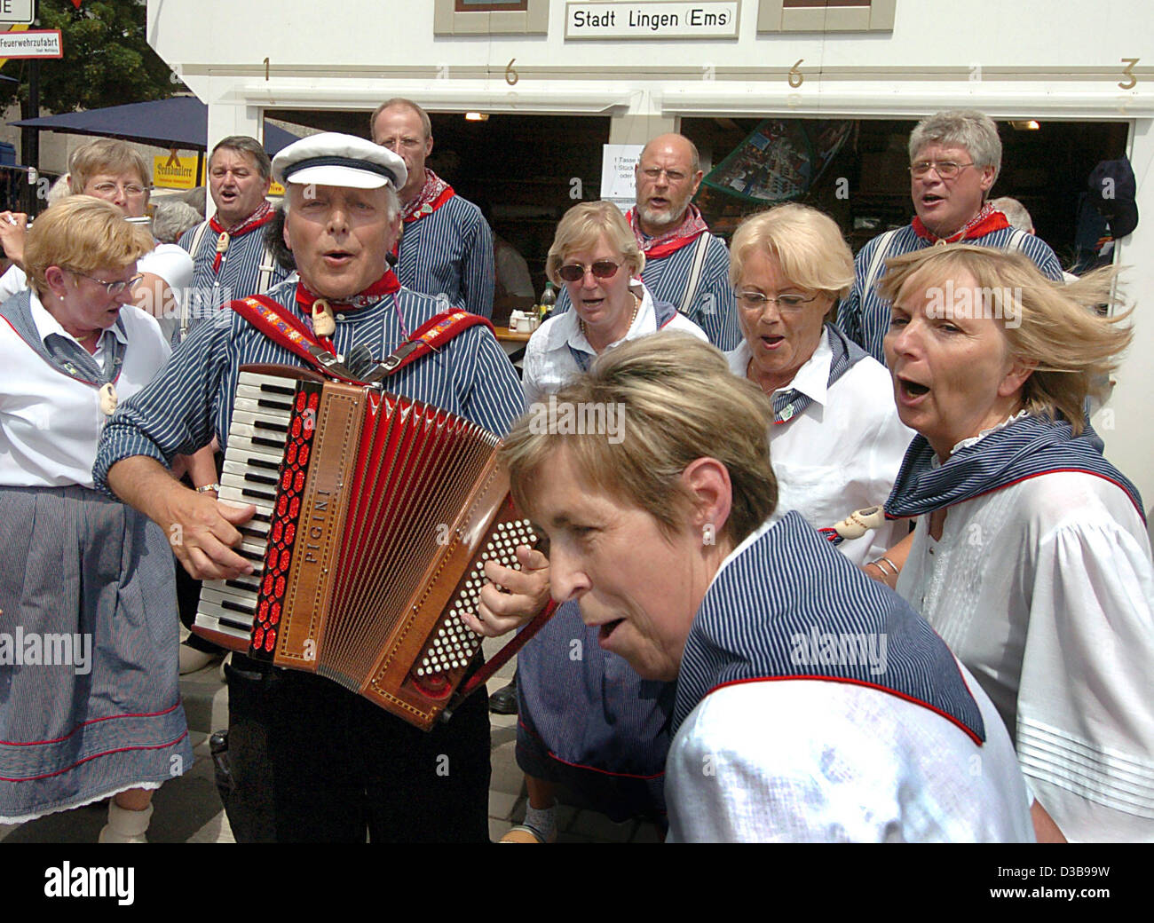(Dpa) - un tradizionale ballo folk e musica il gruppo svolge in occasione del venticinquesimo 'Tag der Niedersachsen " festival (Giorno della Bassa Sassonia), che è un festival regionale celebrando la Bassa Sassonia la cultura e le tradizioni in Wolfsburg, Germania, 02 luglio 2005. Foto Stock