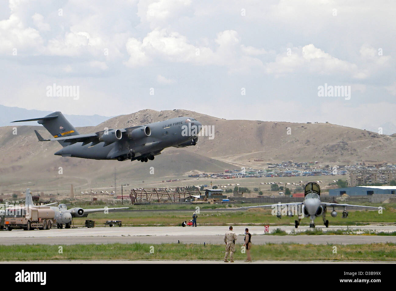 (Dpa) - un aereo militare decolla dall'aeroporto internazionale di Kabul, Afghanistan, 15 giugno 2005. Le forze armate tedesche è stata coinvolta in Afghanistan dal gennaio 2002 in linea con la distribuzione della forza internazionale di assistenza alla sicurezza (ISAF). Foto Stock