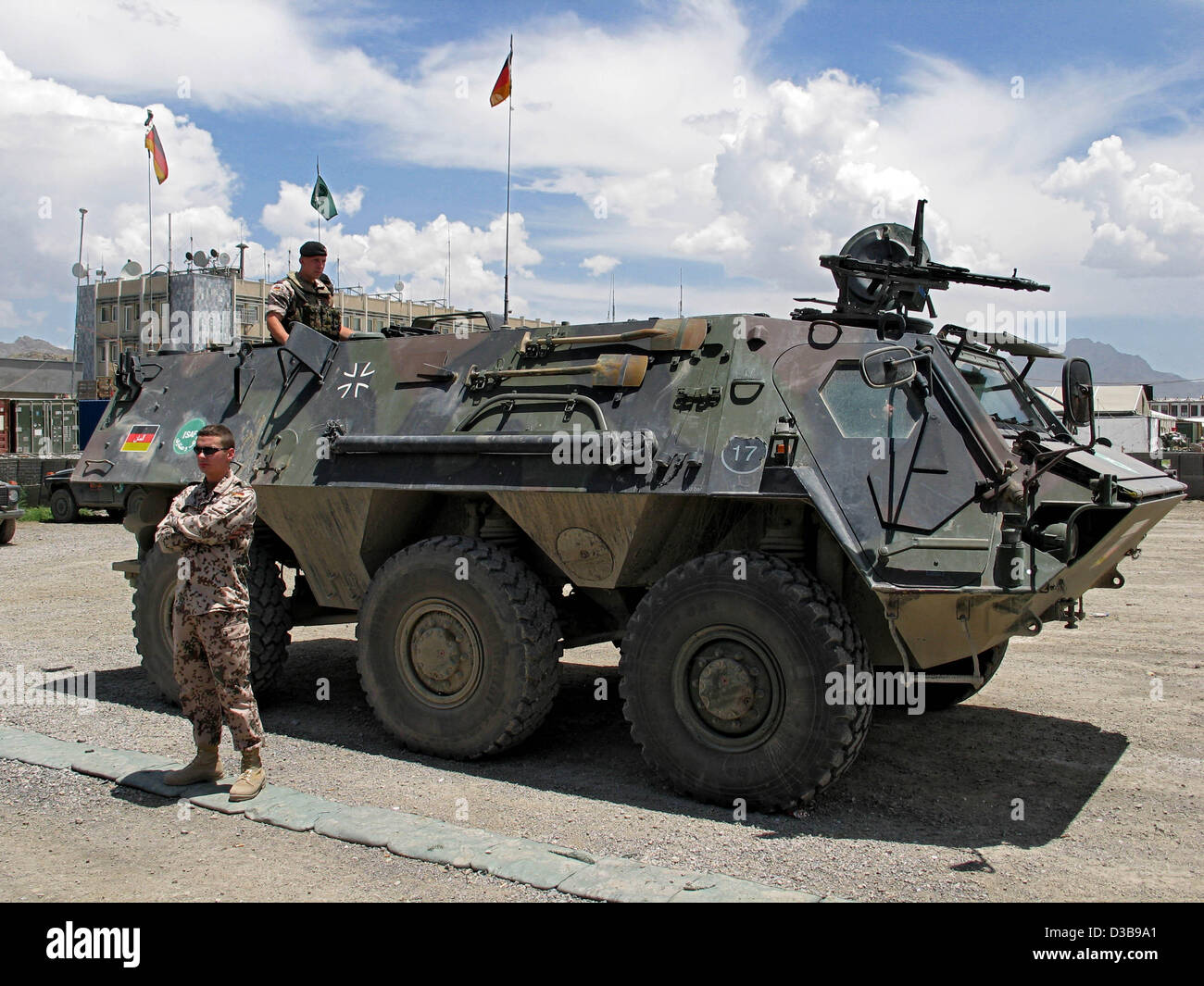 (Dpa file) - l'immagine, datata 15 giugno 2004, mostra un "Fuchs' serbatoio della Bundeswehr tedesca il tedesco bivouak "Camp" di magazzino a Kabul, Afghanistan. Nell'ambito della Forza internazionale di assistenza alla sicurezza (ISAF), le forze armate tedesche è stata basata in Afghanistan dal gennaio 2002. Foto Stock