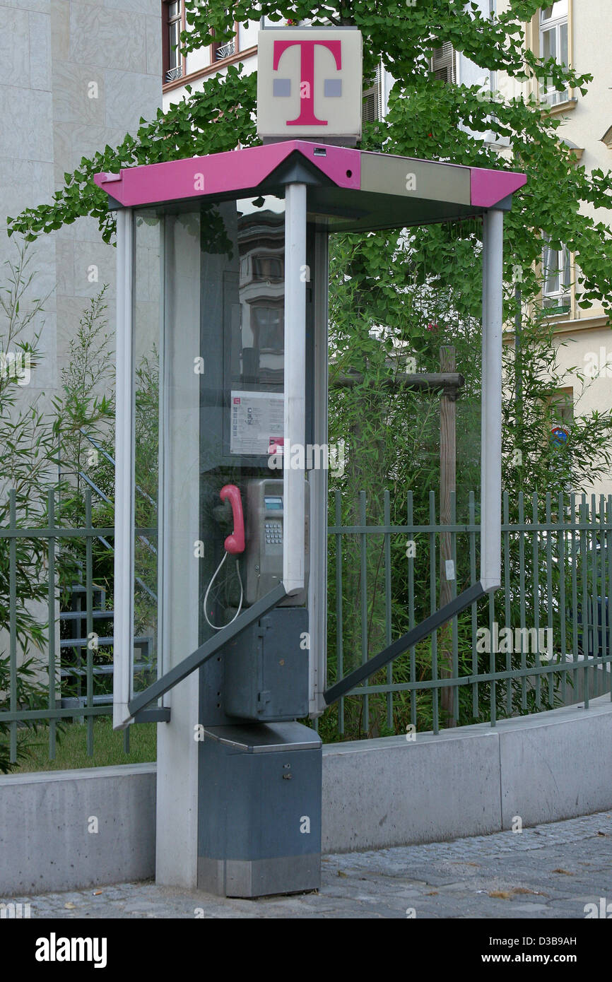 (Dpa) - l'immagine, datata 30 giugno 2005, illustra un telefono pubblico stand in Frankfurt Main, Germania. Foto Stock