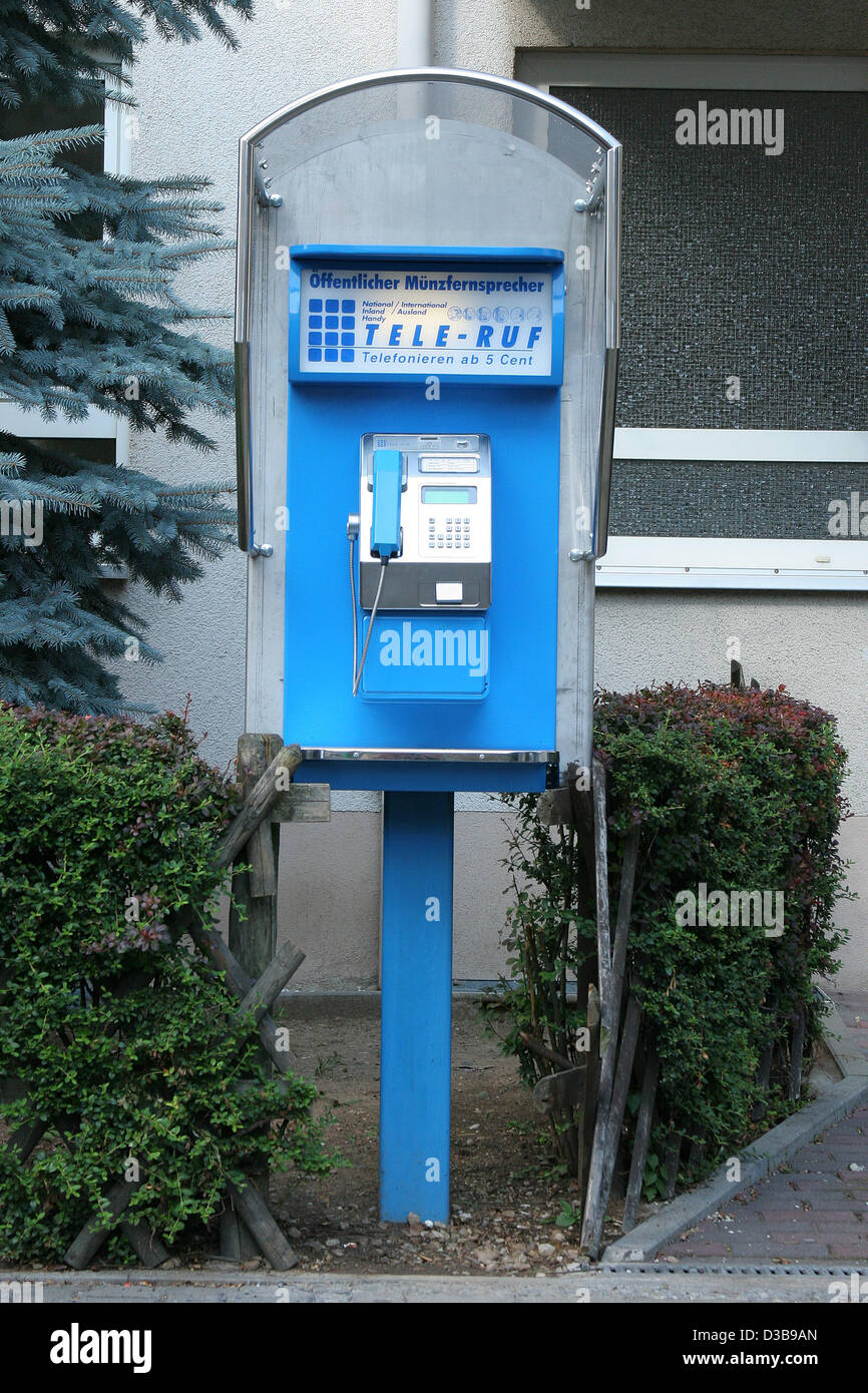 (Dpa) - l'immagine, datata 30 giugno 2005, mostra un pubblico cabina telefonica fornito dal tedesco Società di comunicazione Tele Ruf a Francoforte sul Meno, Germania. Foto Stock