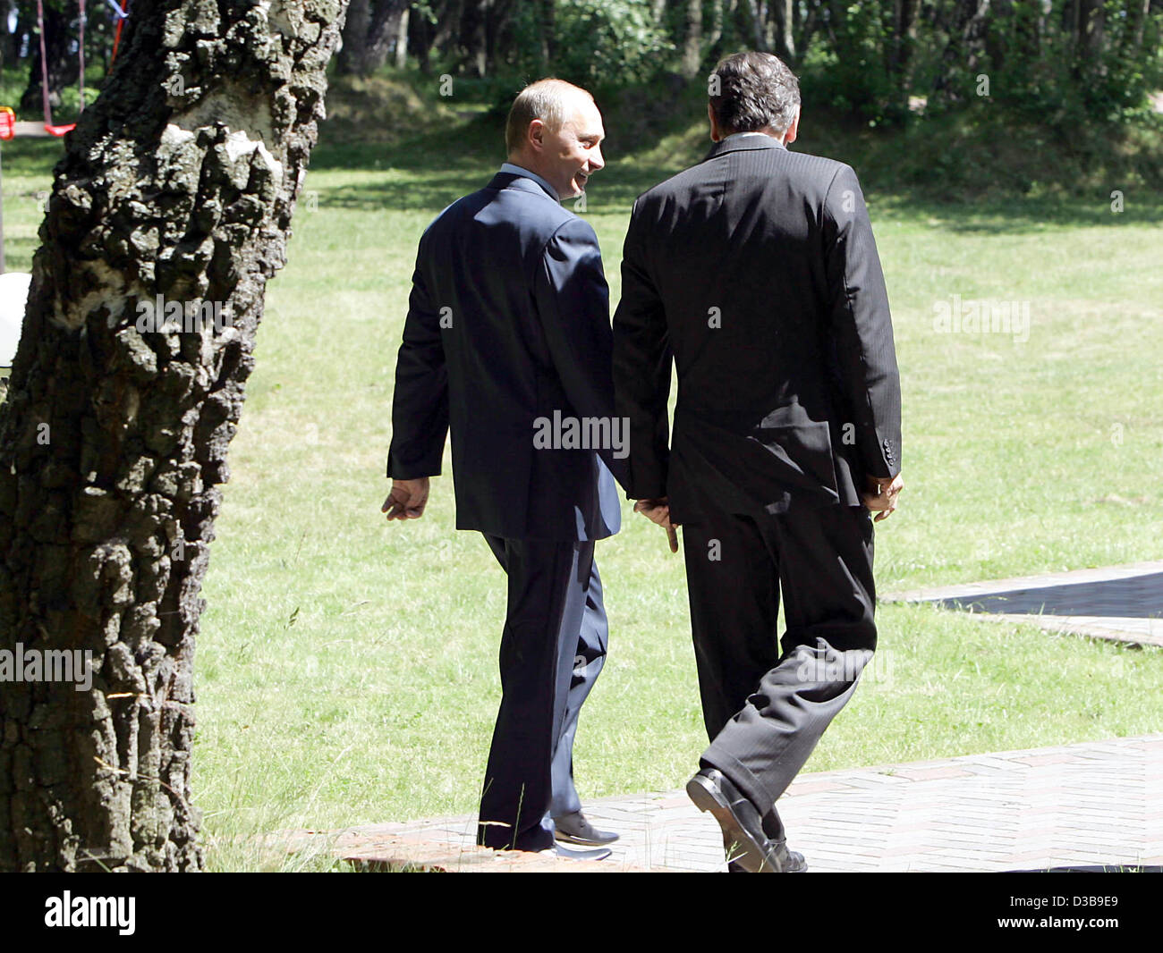 (Dpa) - Il presidente russo Wladimir Putin (L) accoglie favorevolmente il Cancelliere tedesco Gerhard Schroeder in Svetlogorsk, Russia, domenica 3 luglio 2005. Dopo un tri-riunione laterale Schroeder, Putin e il presidente francese Jacques Chirac parteciperà alle celebrazioni per il 750° anniversario della città di Kalinin Foto Stock