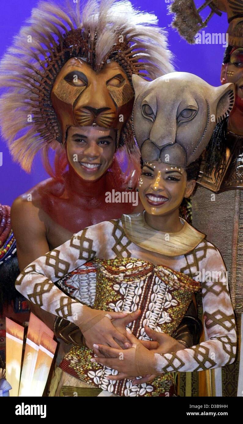 (Dpa) - Thandiwe Preciouse Maphumulo come Nala (R) e Joel Karie come Simba sono le nuove stelle del musical "Il Re Leone" di Amburgo, 3 dicembre 2002. Il musical è stato in esecuzione per un anno ad Amburgo e a tutti i suoi spettacoli sono stati venduti fuori. Foto Stock