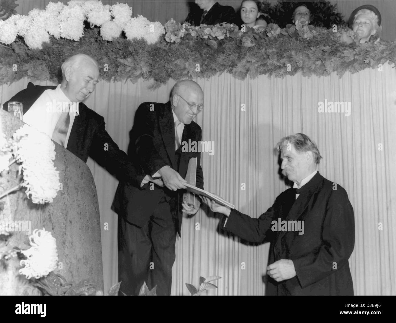 (Dpa file) - Albert Schweitzer (R) è presentato i certificati del premio per la pace del commercio del libro tedesco dal Presidente tedesco Theodor Heuss (L) a Francoforte in Germania Ovest, 16 settembre 1951. Al centro il presidente del commercio del libro tedesco federazione Boersenverein, Josef Knecht. Il philosoph Foto Stock