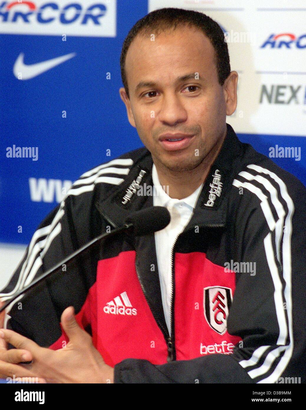 (Dpa) - Jean Tigana, allenatore della Premier League inglese Club FC Fulham, parla nel corso di una conferenza stampa tenutasi a Berlino prima della UEFA CUP match contro Hertha BSC Berlin, 26 novembre 2002. Tigana è stato Campione Europeo nel 1984 e ha giocato 52 partite internazionali per la Francia. Foto Stock