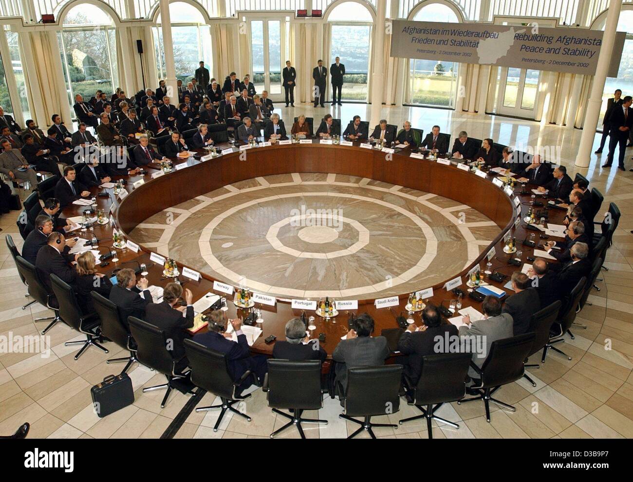 (Dpa) - Una vista sopra la sala conferenze nel guest house dell'ex governo federale sul Petersberg, mostrato durante la conferenza internazionale sull'Afghanistan tenutasi a Bonn in Germania il 2 dicembre 2002. Un anno dopo il primo Afghanistan Conferenza dei delegati di 32 paesi discutere misure per TH Foto Stock