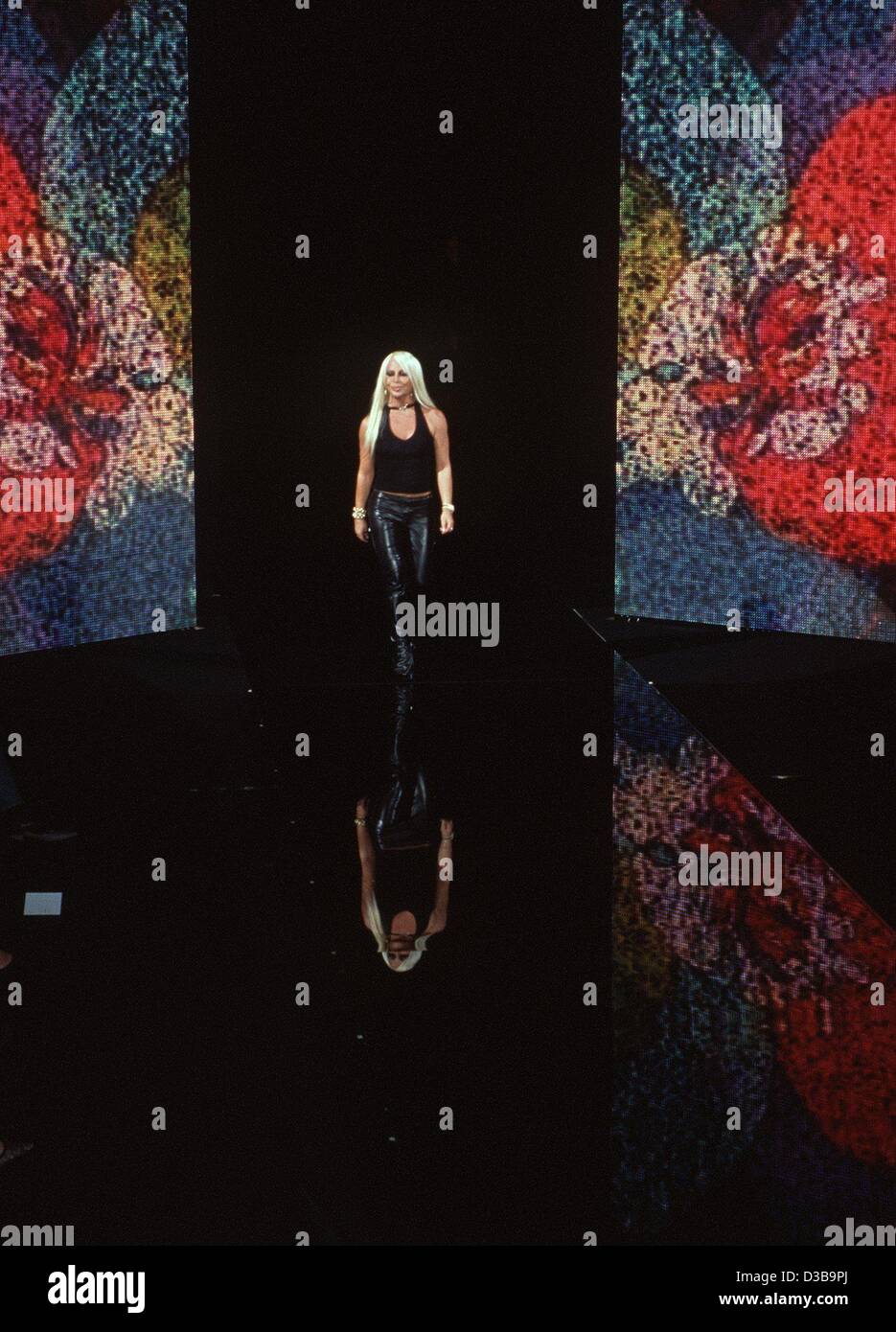 (Dpa) - italian fashion designer Donatella Versace, raffigurato a Versace sfilata di moda in Italia, a Milano, 1 ottobre 2002. Foto Stock