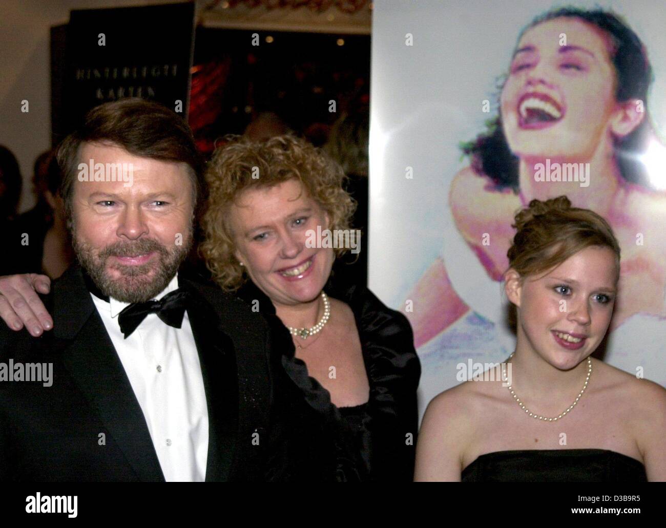 (Dpa) - Bjoern Ulvaeus, produttore musicale e stella della ex pop svedese ABBA band, arriva con la moglie Lena e la figlia Anna alla premiere di ABBA musical 'Mamma Mia' ad Amburgo, 3 novembre 2002. Il musical che include le hit di ABBA ha aperto le sue porte ad Amburgo dopo lo scoppio reco Foto Stock