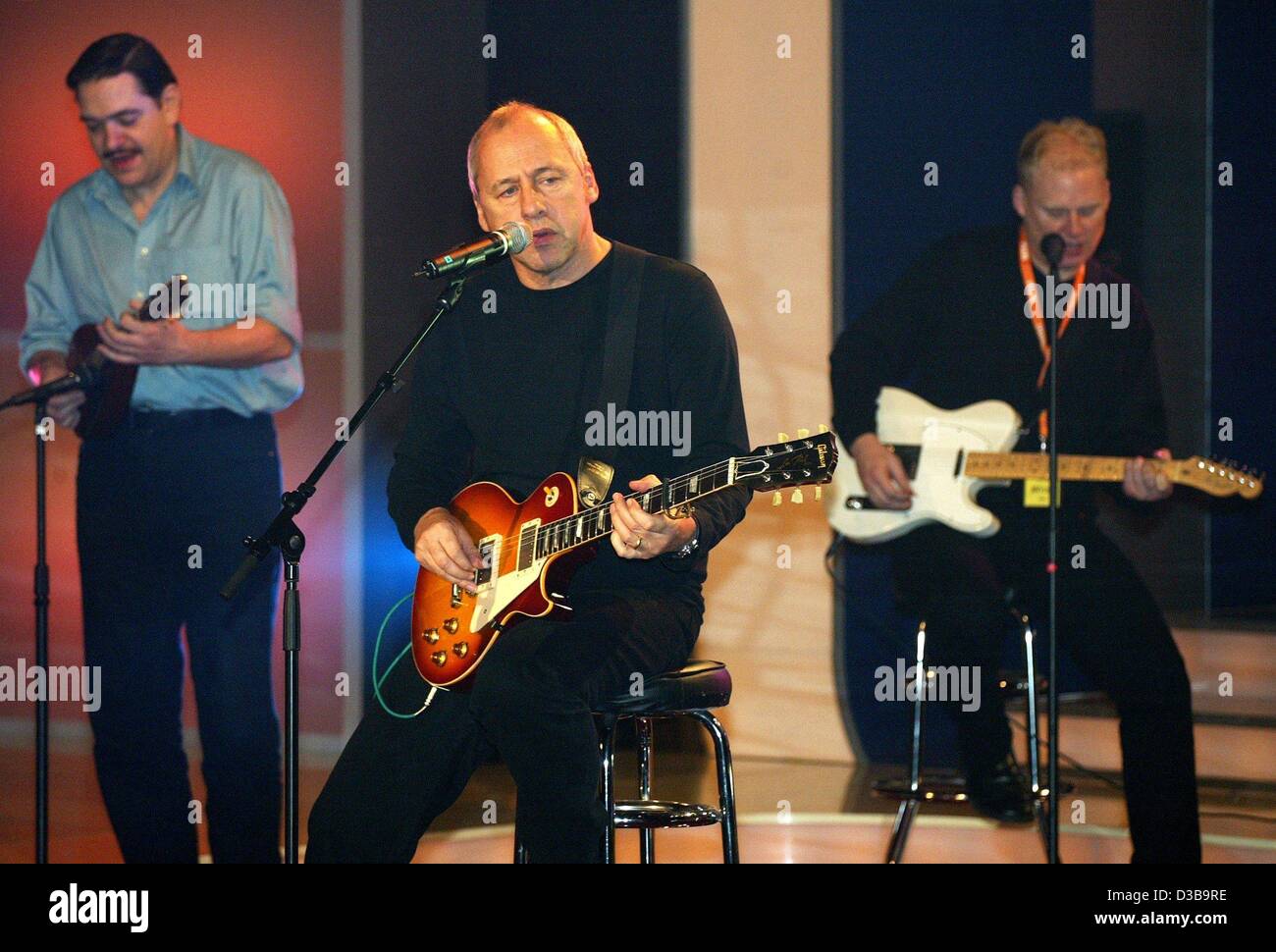 (Dpa) - British chitarrista e cantante Mark Knopfler (C) e la sua banda nella foto durante una prova generale dell'Aids gala 'Stelle 2002" a Berlino, 1 dicembre 2002. In occasione della Giornata Mondiale contro l Aids del 1 dicembre le istituzioni e cene di gala in tutto il mondo ha chiesto una lotta contro l' AIDS e contro di Foto Stock